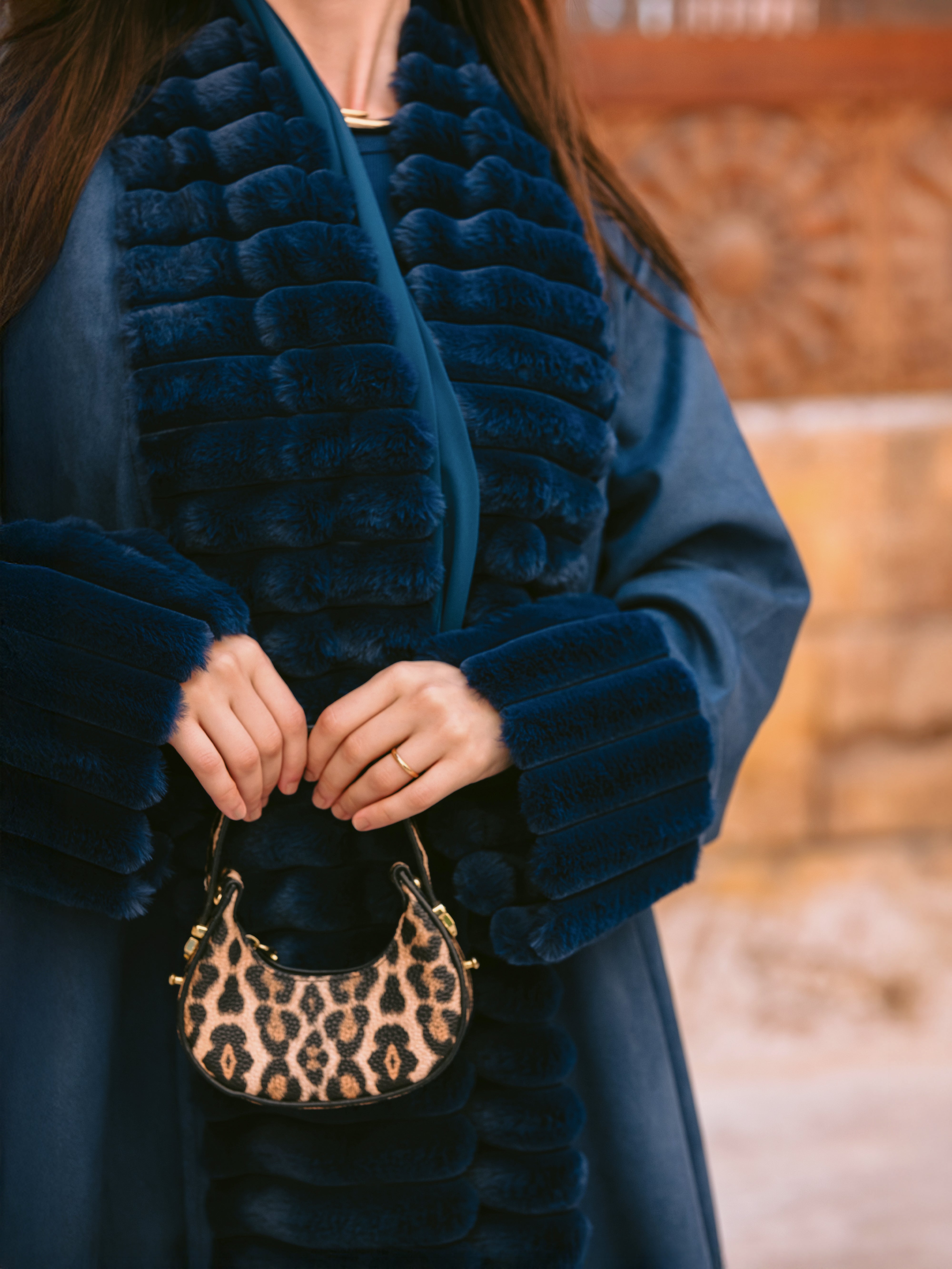 MW1807 - عباية شامواه مع تدخيلة فرو