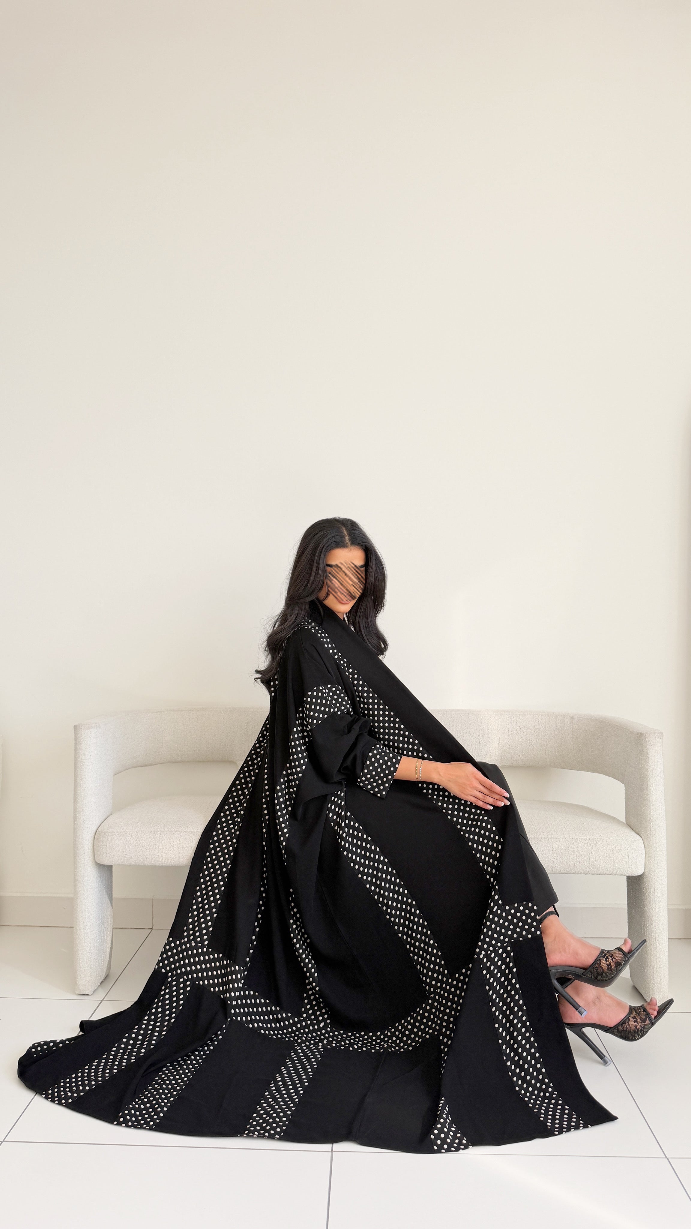 MWT1341 - عباية اسود مع تدخيلة منقط - Aya