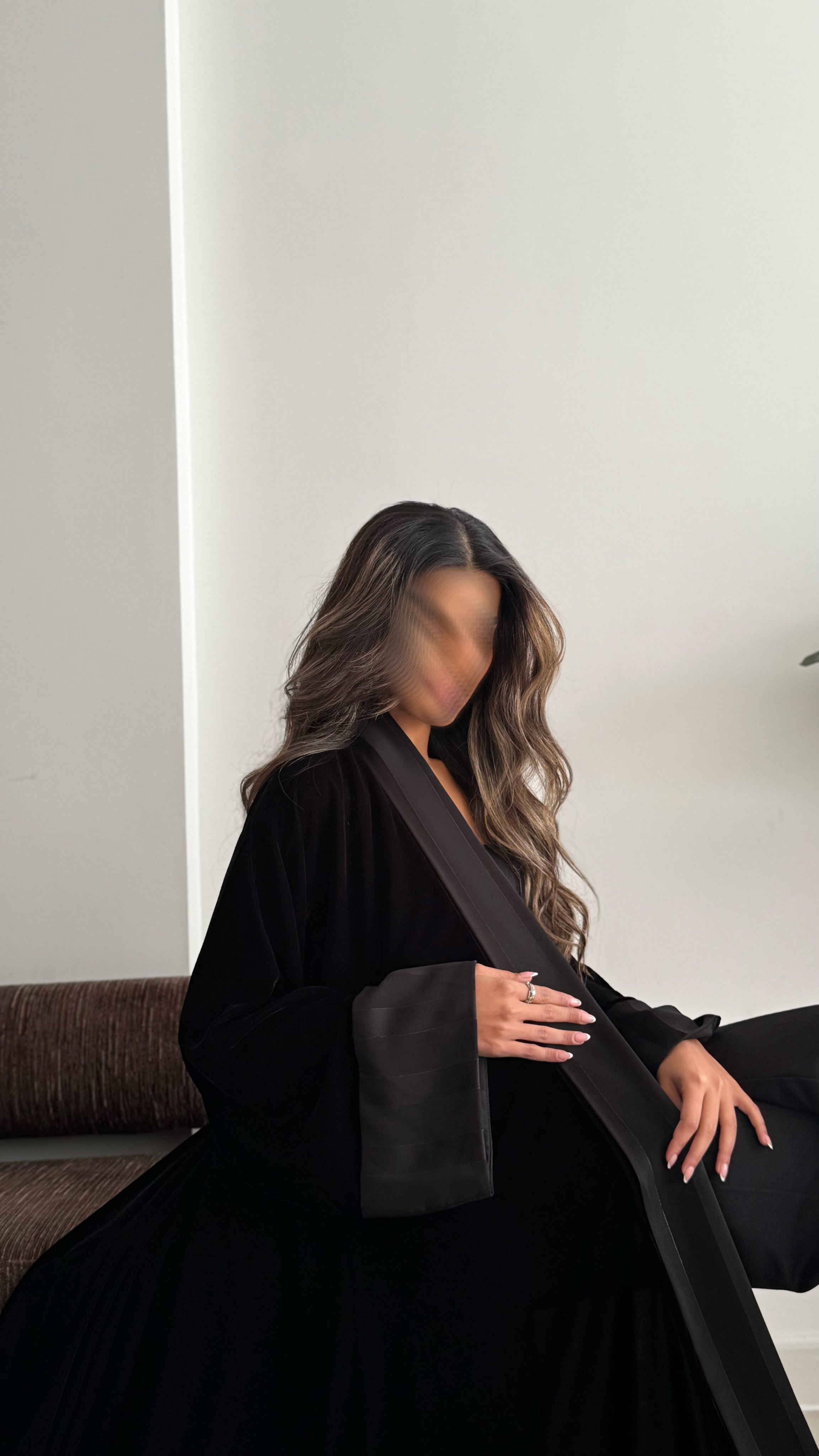 MWT688 - عباية مخمل مع تدخيلة ساتان