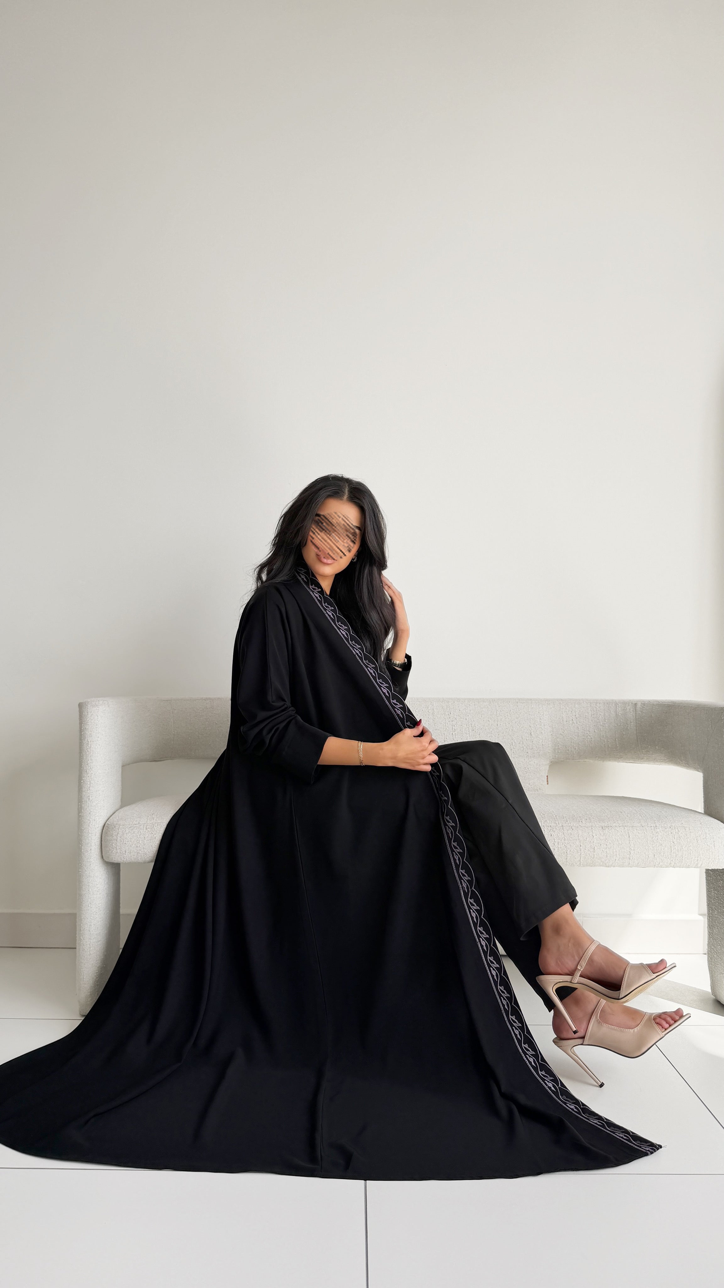 MWT1019 - عبايه اسود مع تطريز من الامام - Aya