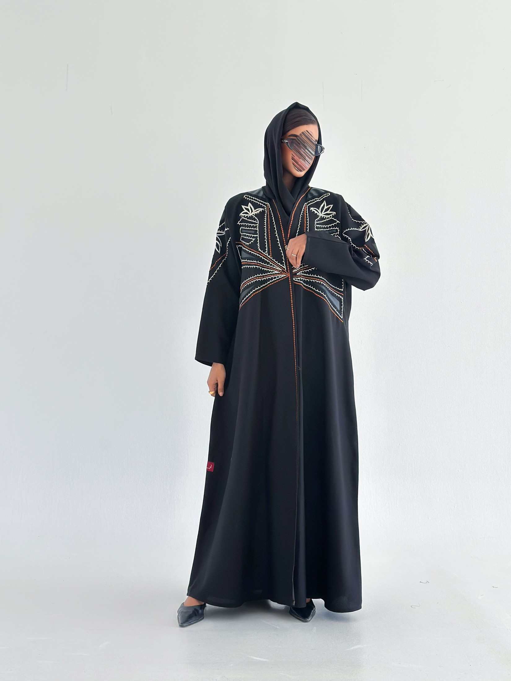 MWT680 - عباية اسود تطريز مع تدخيلة جلد - Aya