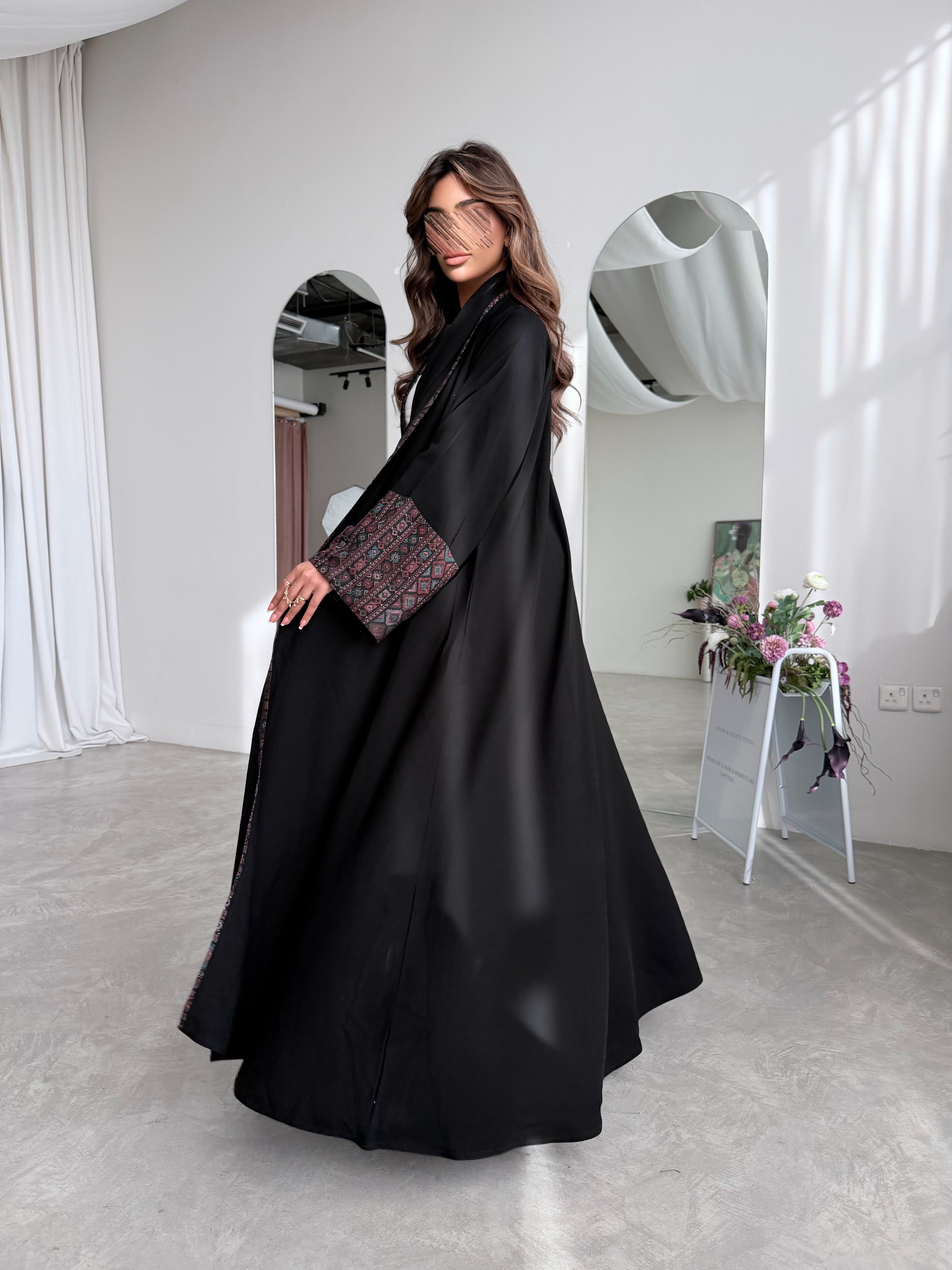 MWT786 - عباية كريب مع تدخيلة كشميري - Aya