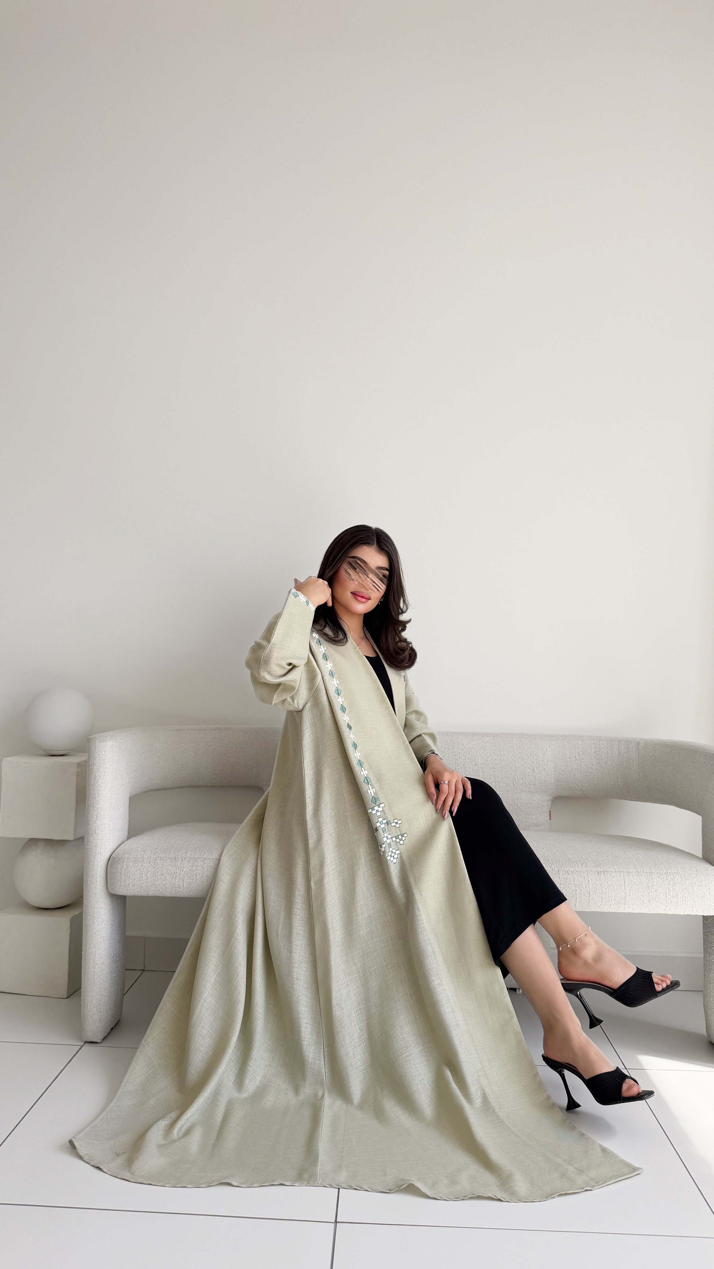 MW2124 - عباية لينن أنيقة بقصّة هينك عصرية - Aya