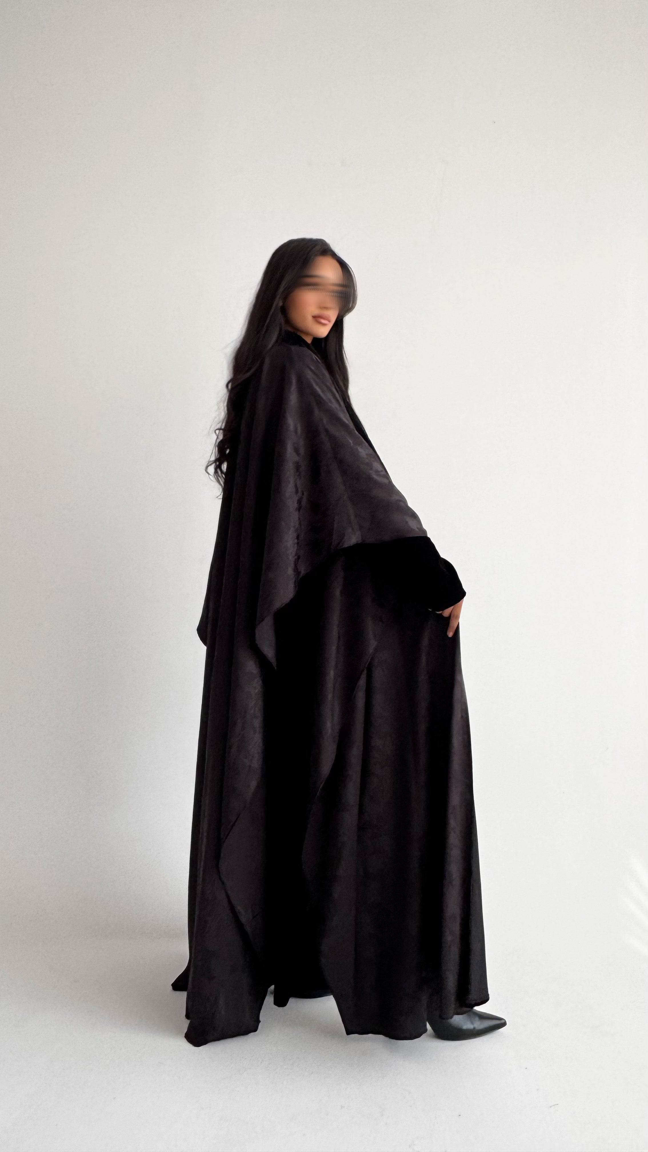 MW1849 - عباية مخمل مع اضافة قطعة من الجاكار لتعطي  اطلالة راقية وعصرية - Aya