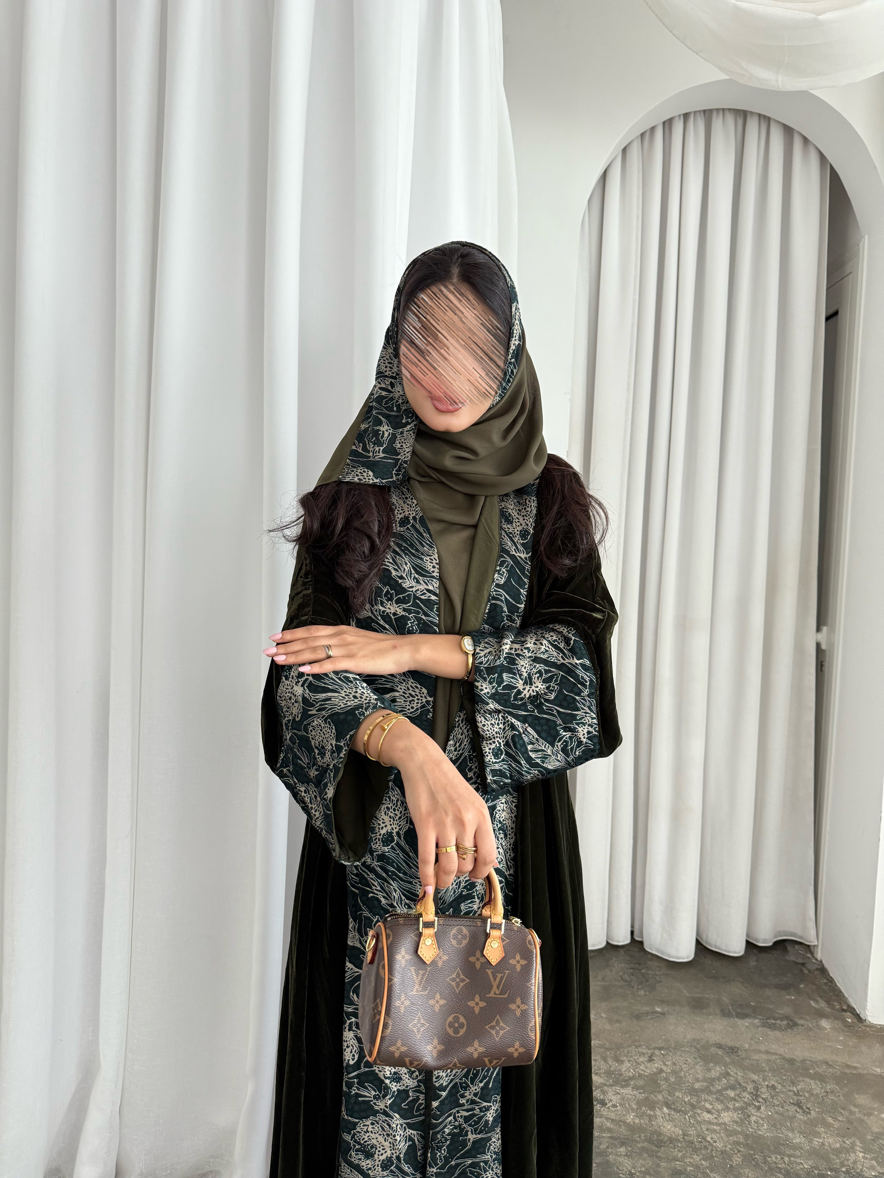 MWT809 - عباية مخمل مع تدخيلة مشجر