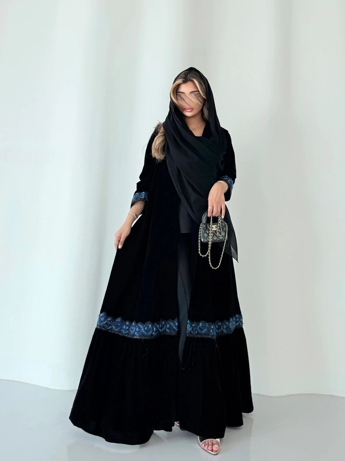 MWT5272 - عباية سوداء أنيقة يومية مع كسرات ناعمة اسفل العبايه و تدخيلات ورد - Aya