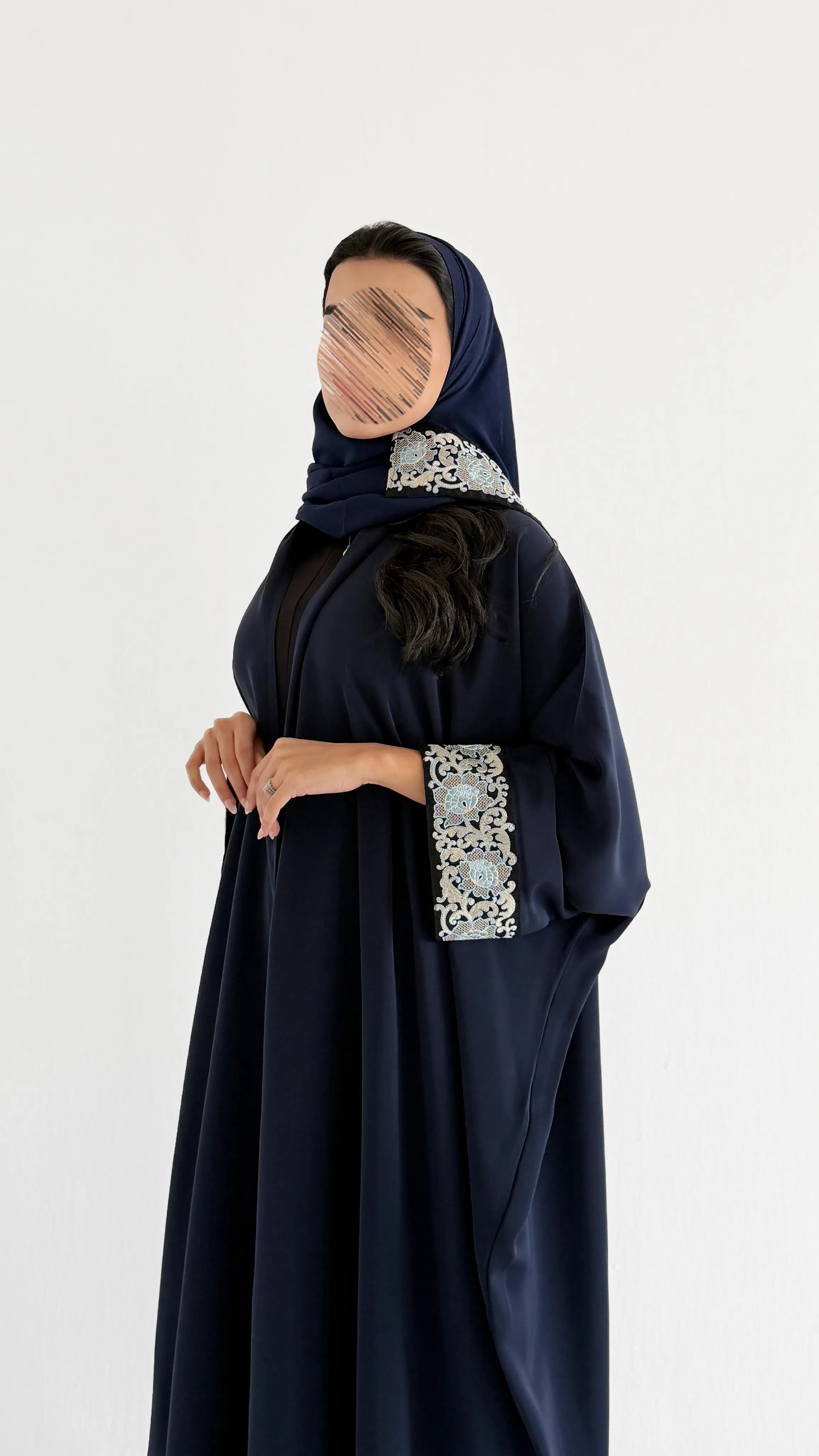 MWT5235 - عبايه كحلي بقماش يومي مع تدخيلات كلفة ورد