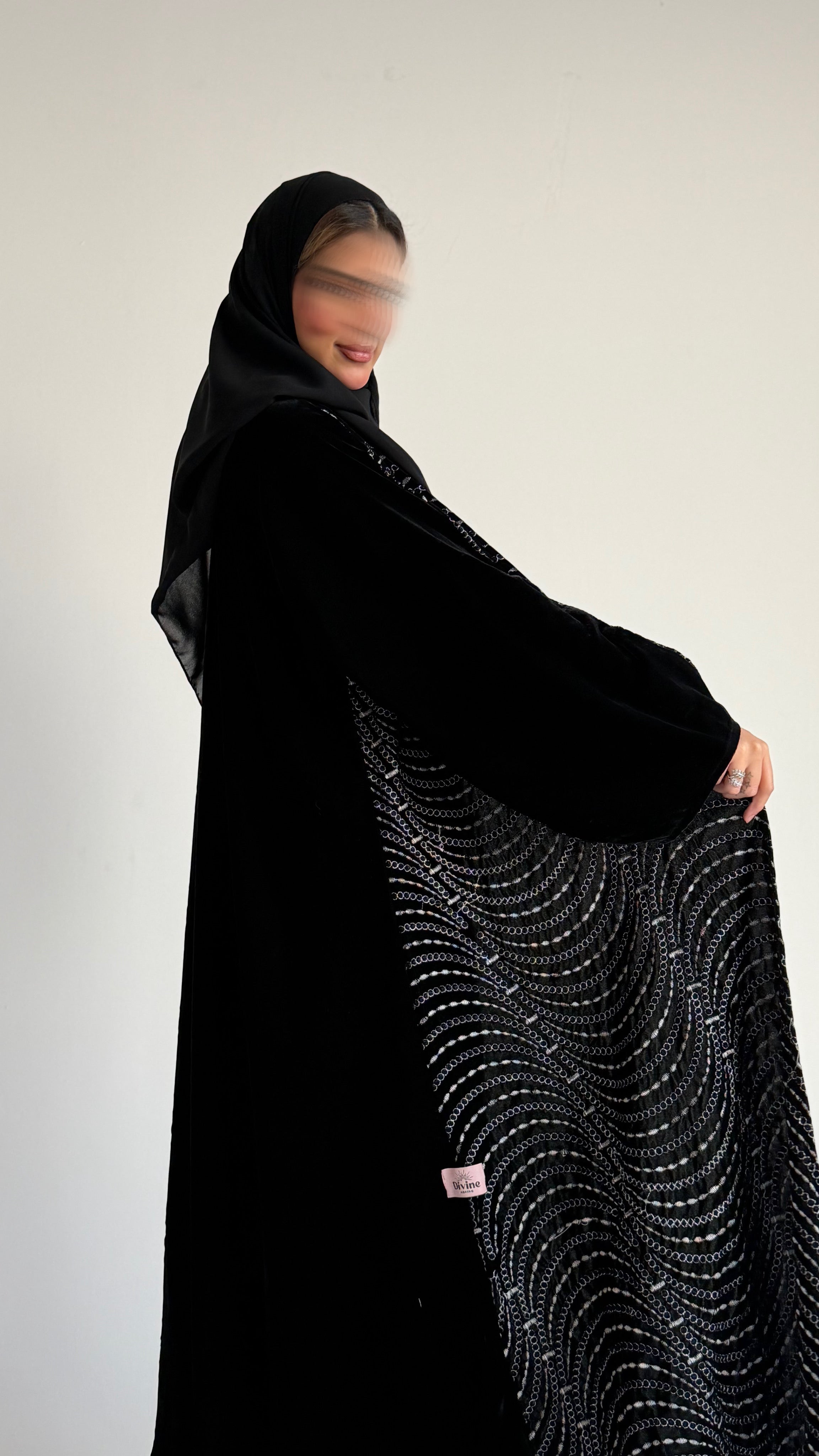 MWT629 - عباية مخمل تطريز من الامام - Aya