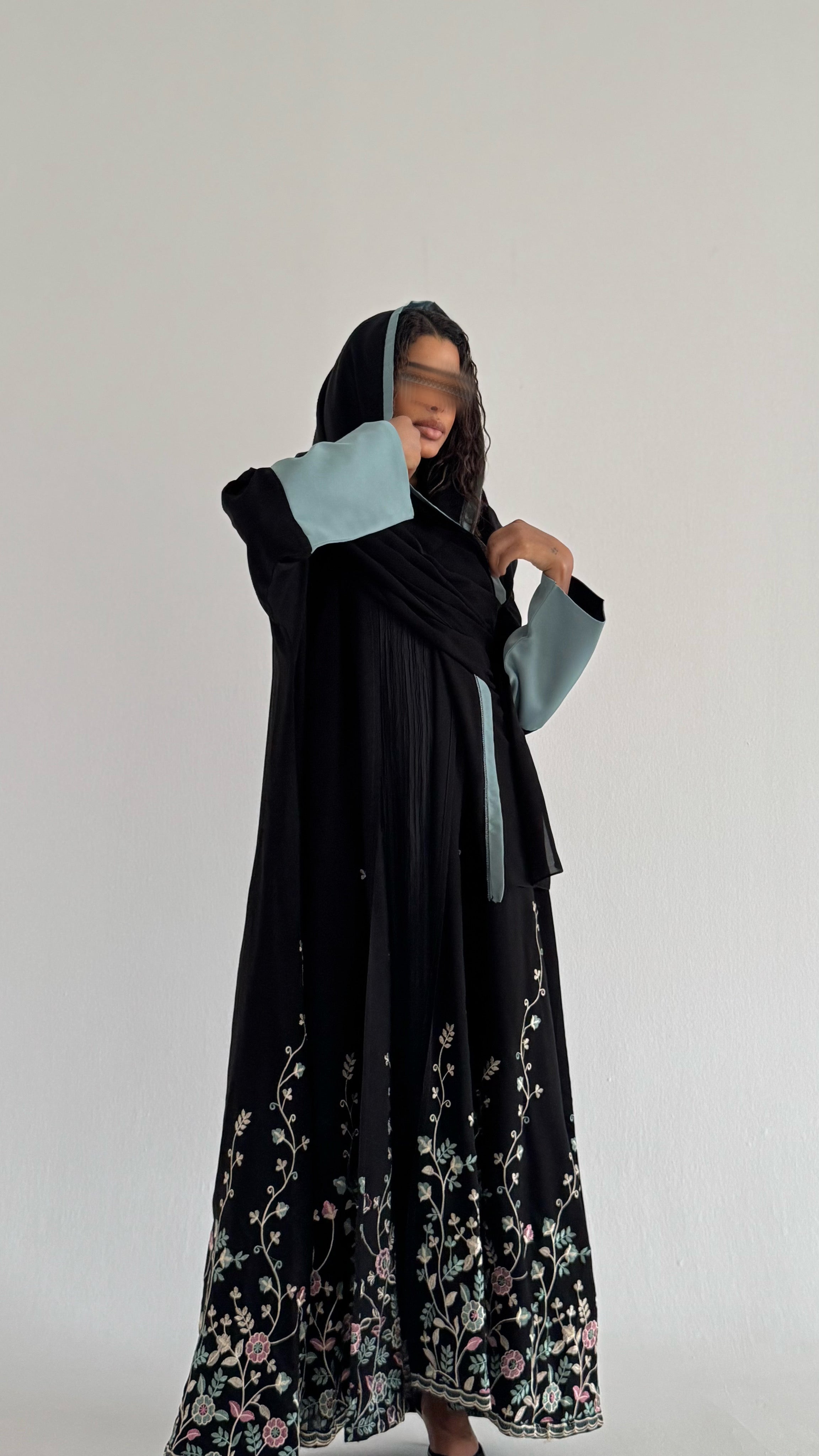 MW1633 - Black abaya with embroidery - عباية سوداء بتطريز - Aya