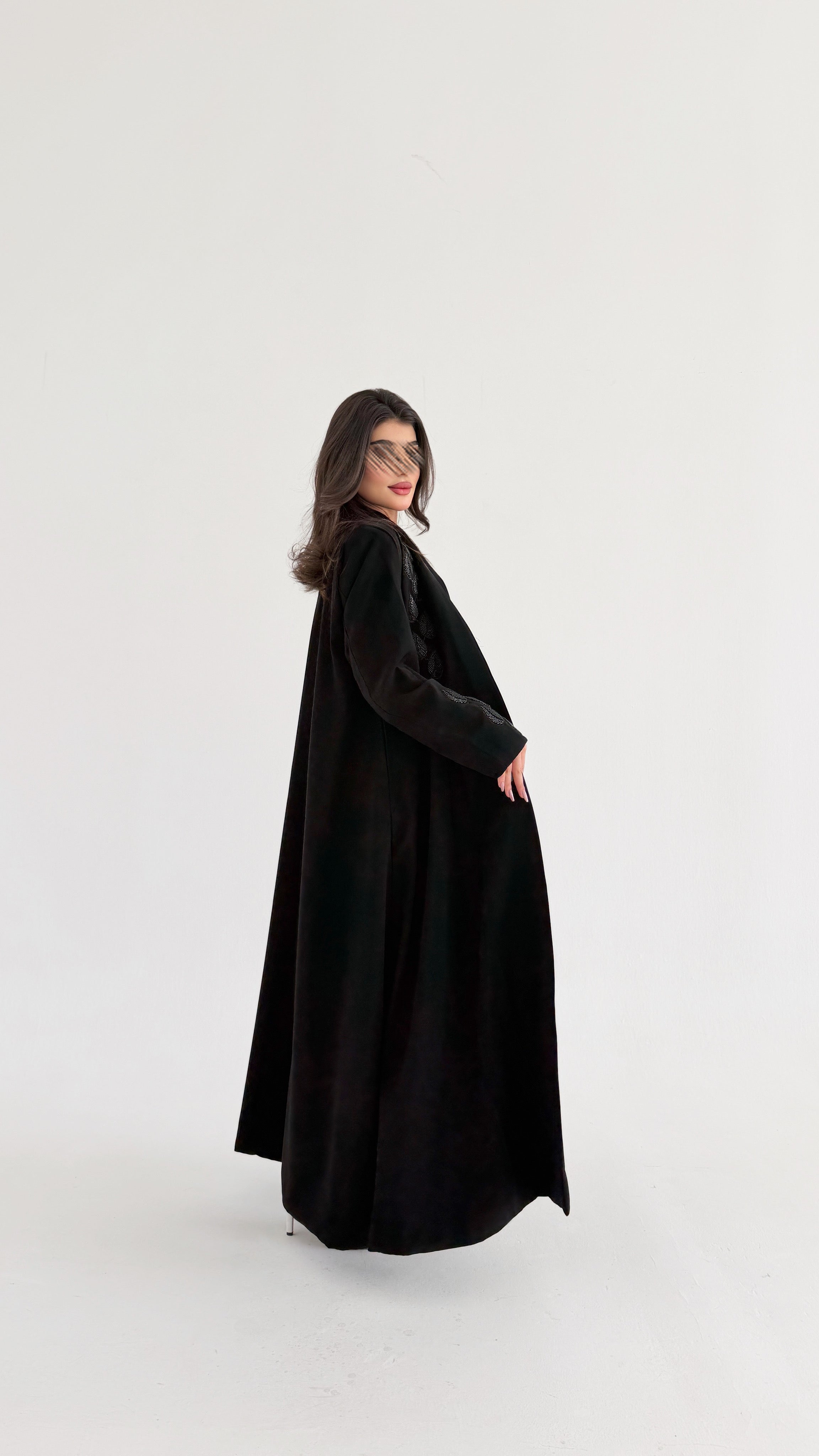 MW2042 - عباية قماش كوبرا مع اضافة الشك اليدوي