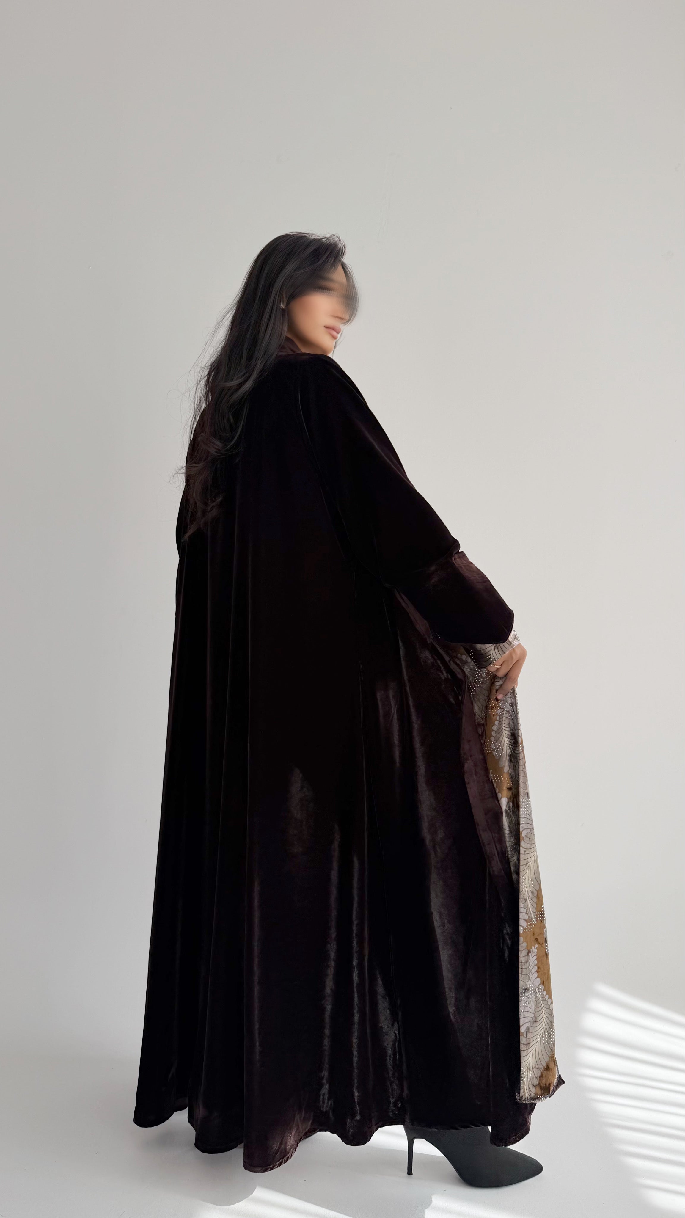 MWT822 - عباية مخمل مع تدخيلة من الامام والاكمام - Aya