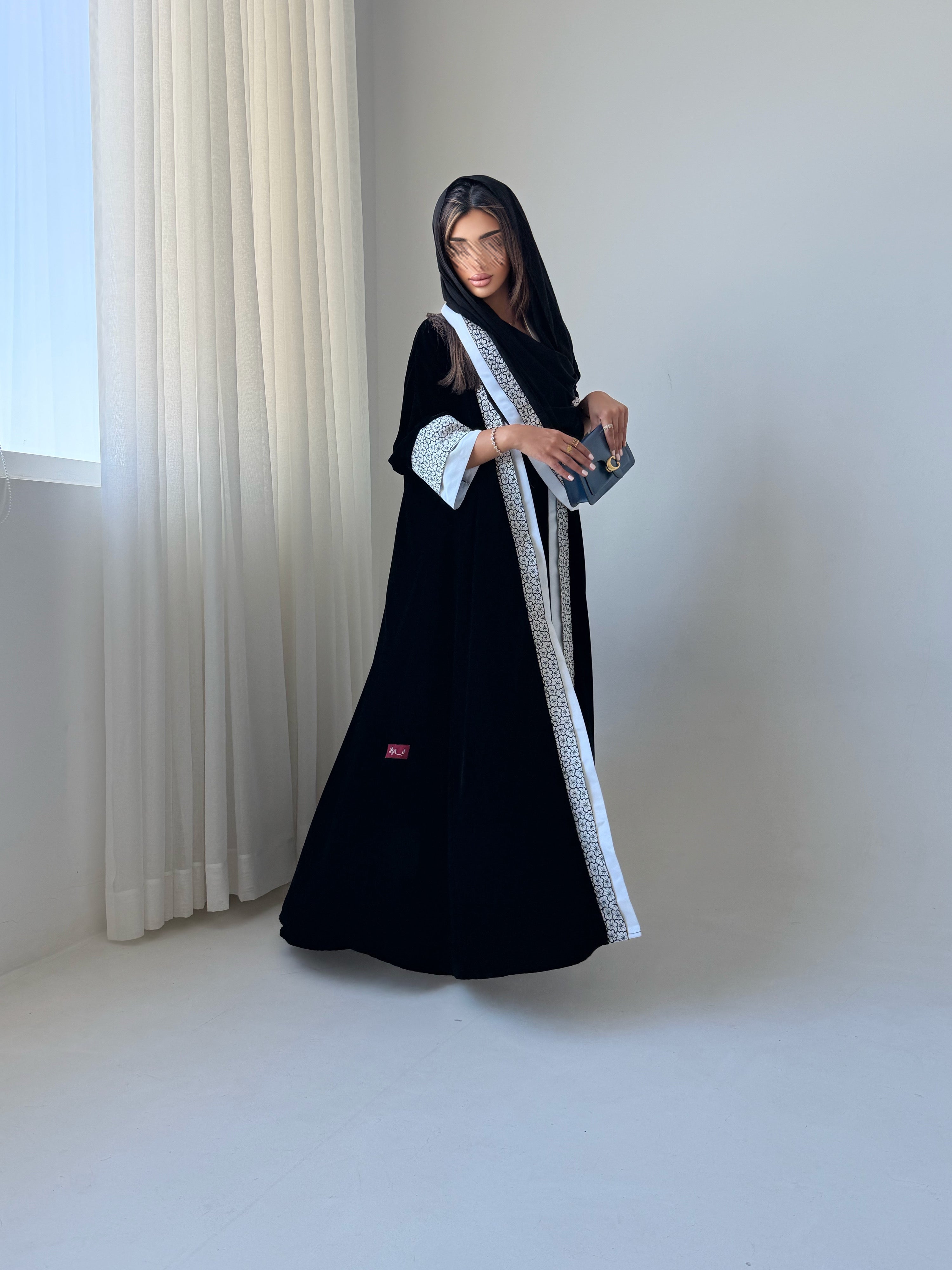 MWT963 - عباية مخمل مع تدخيله كلفه ورد من الامام