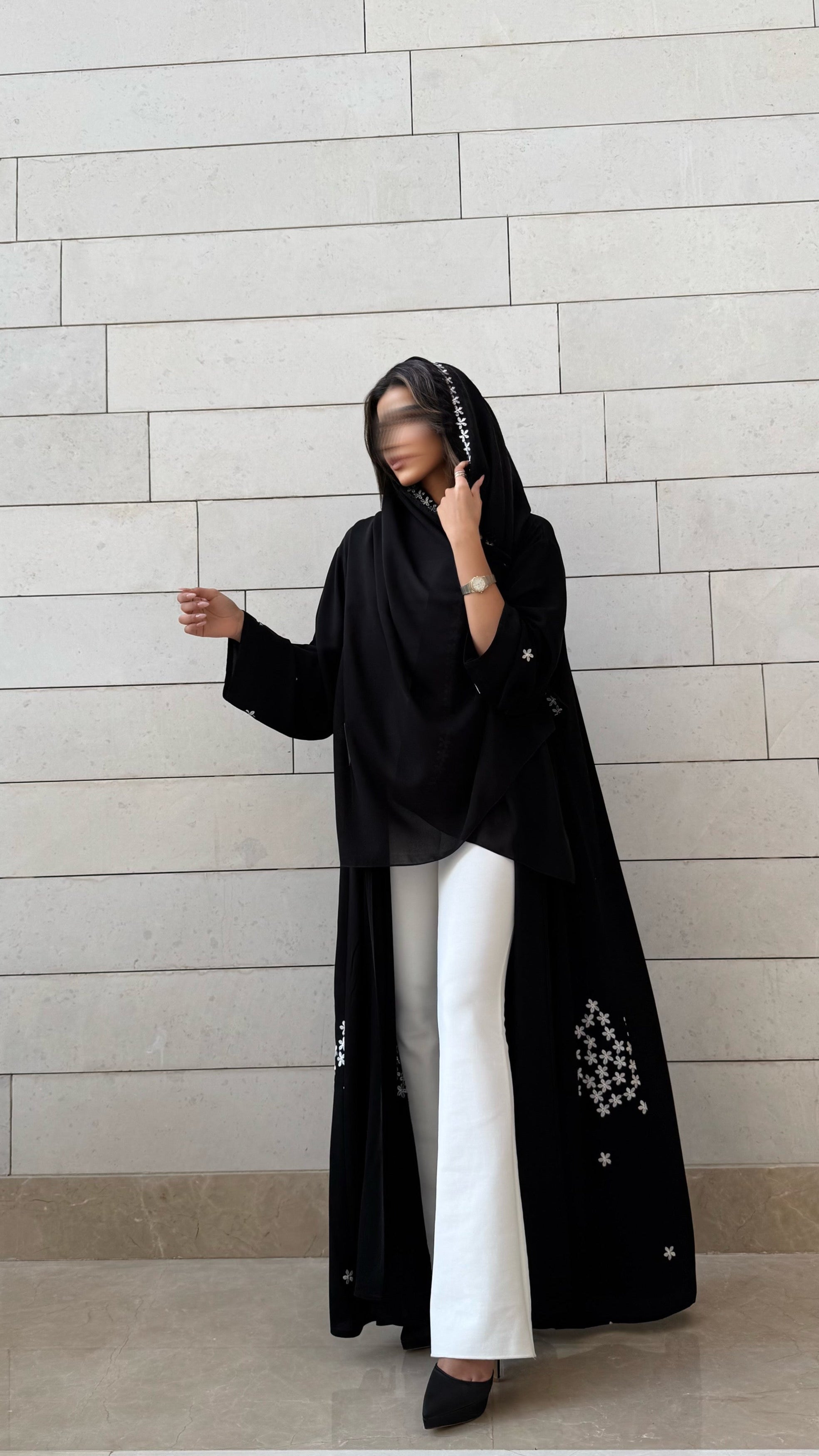MW1590 - Black & White Bloom | عباية سوداء بتفاصيل ورود بيضاء