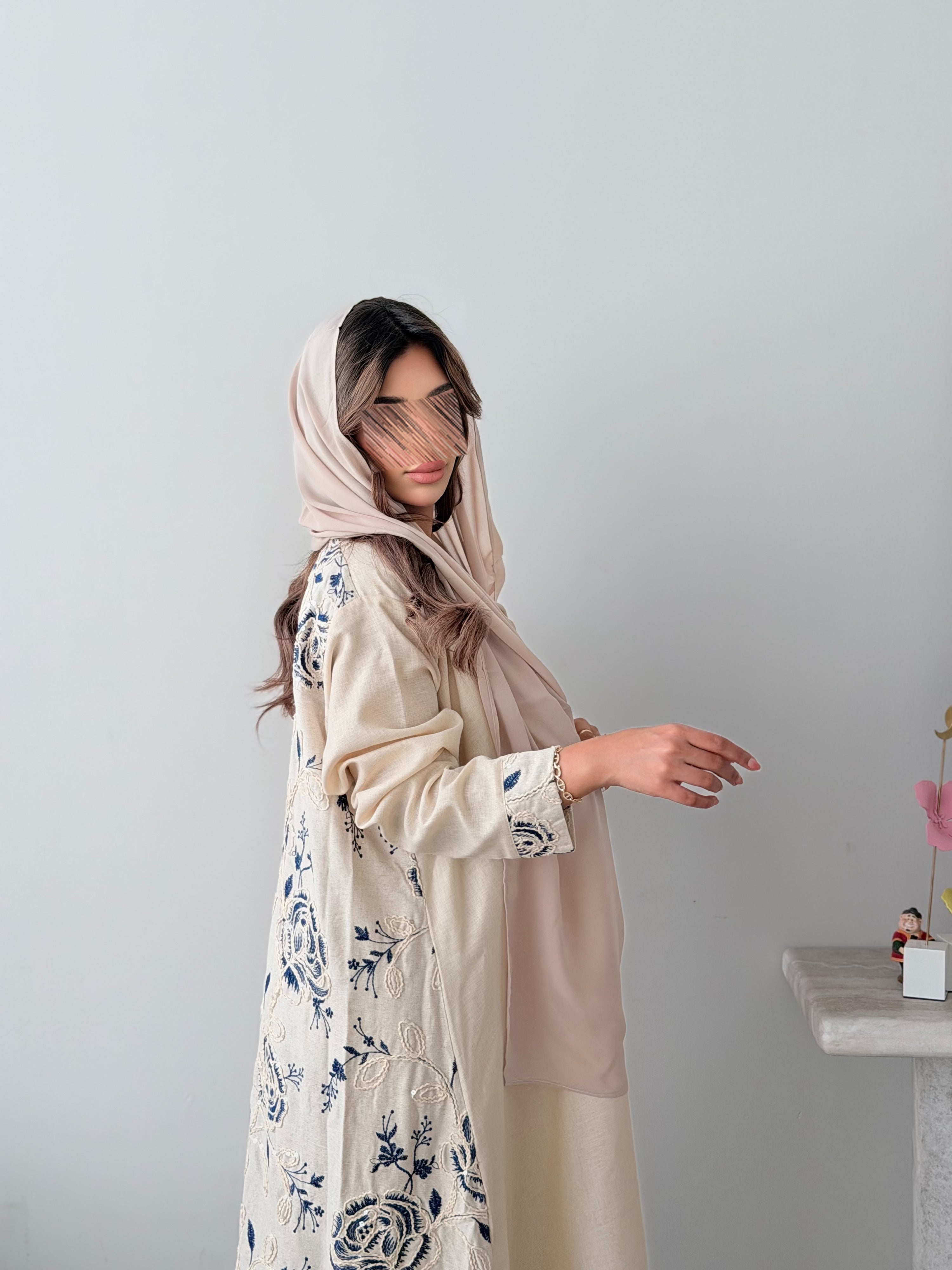 MWT781 - عباية لنن مع خلف لنن مطرز - Aya