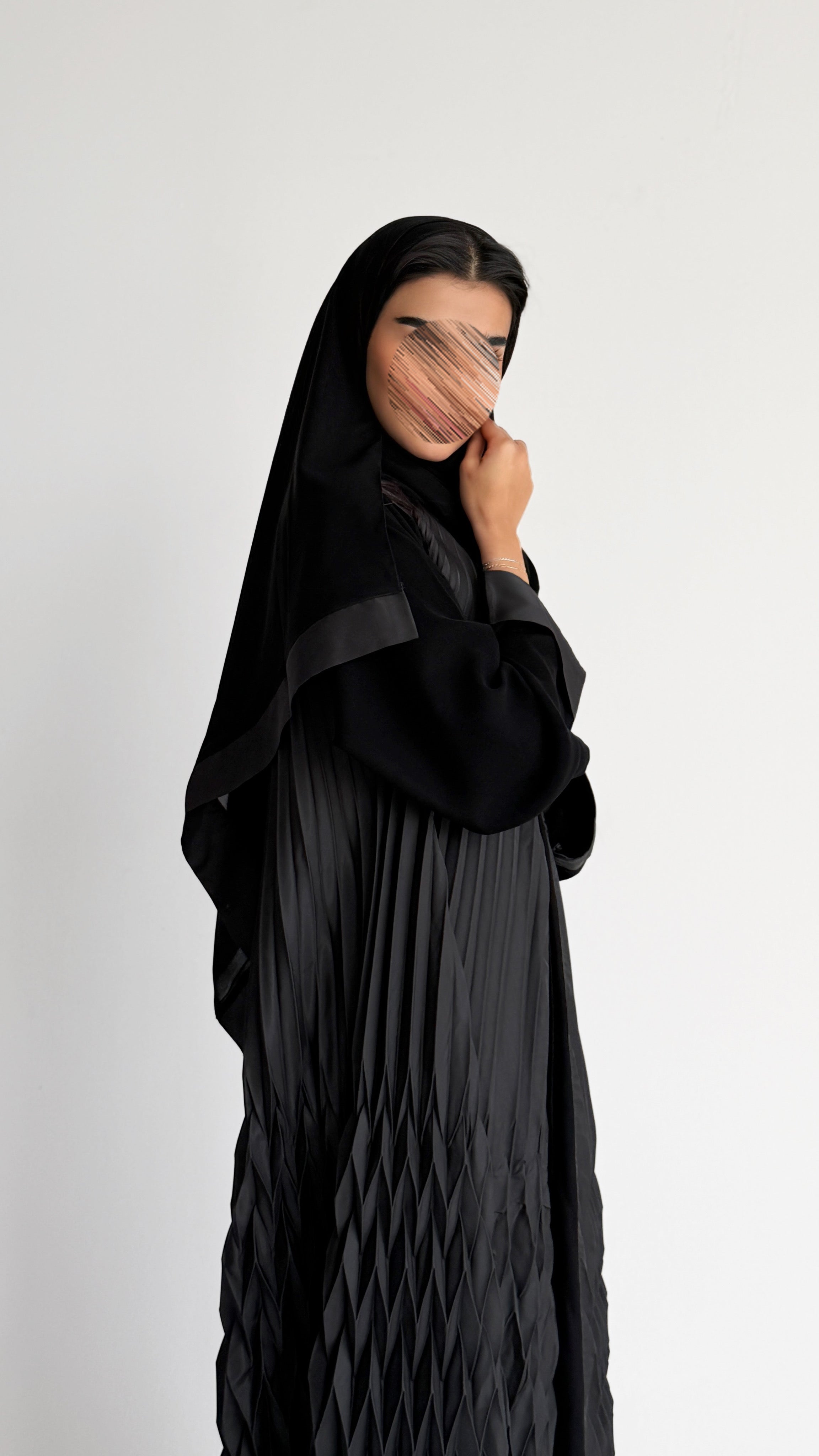 MW2069 - عبايه بقماش تفتة مع اضافة تكسير ثري دي - Aya