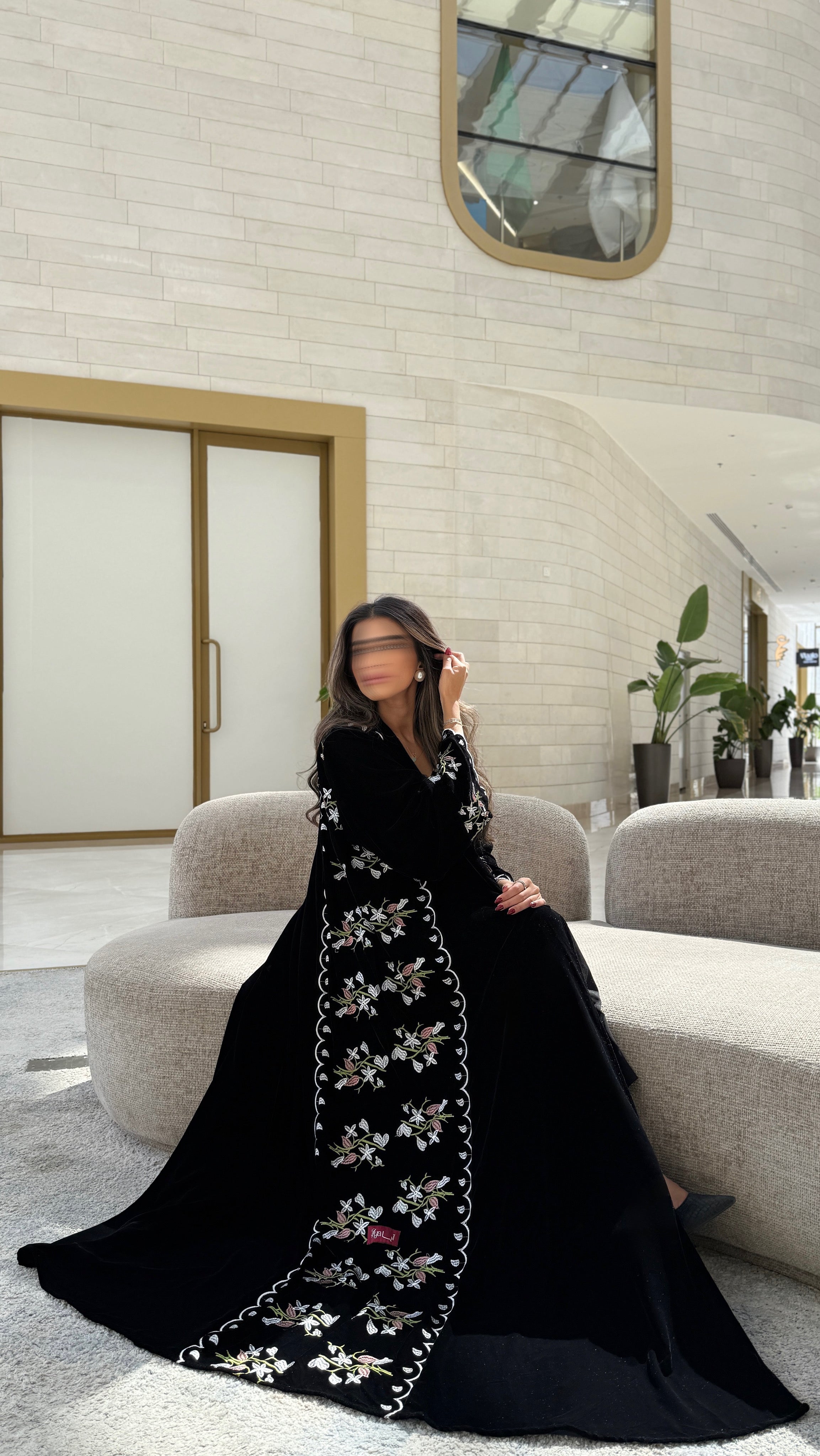 MWT566 - عباية مخمل سوداء بتطريز ورد على الجوانب - Aya