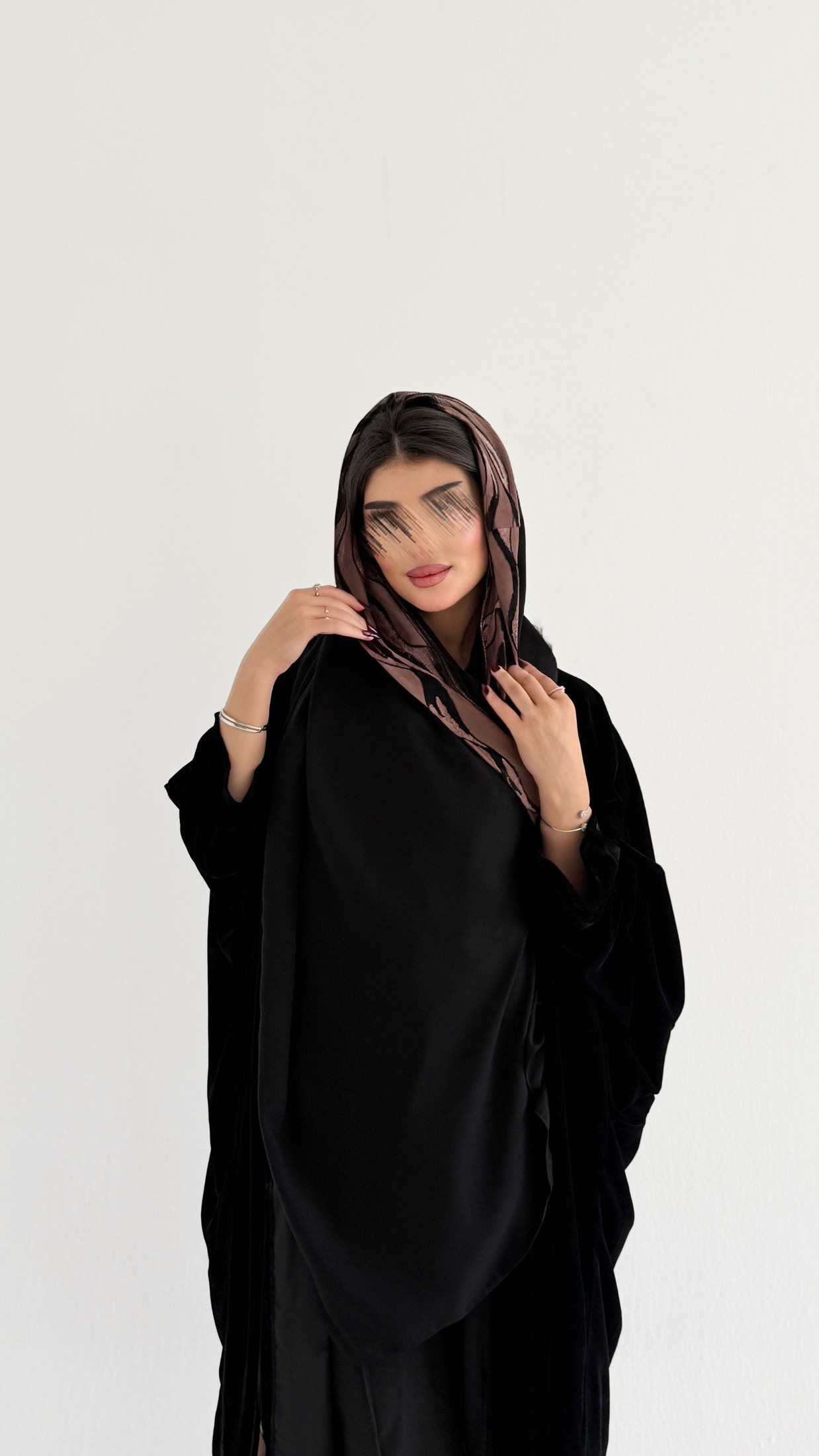 MW1850 - عباية مخمل راقية مع قصات من الاسفل واضافة خامة اشيفون مخمل لتعطي اطلالة راقية وعصرية - Aya