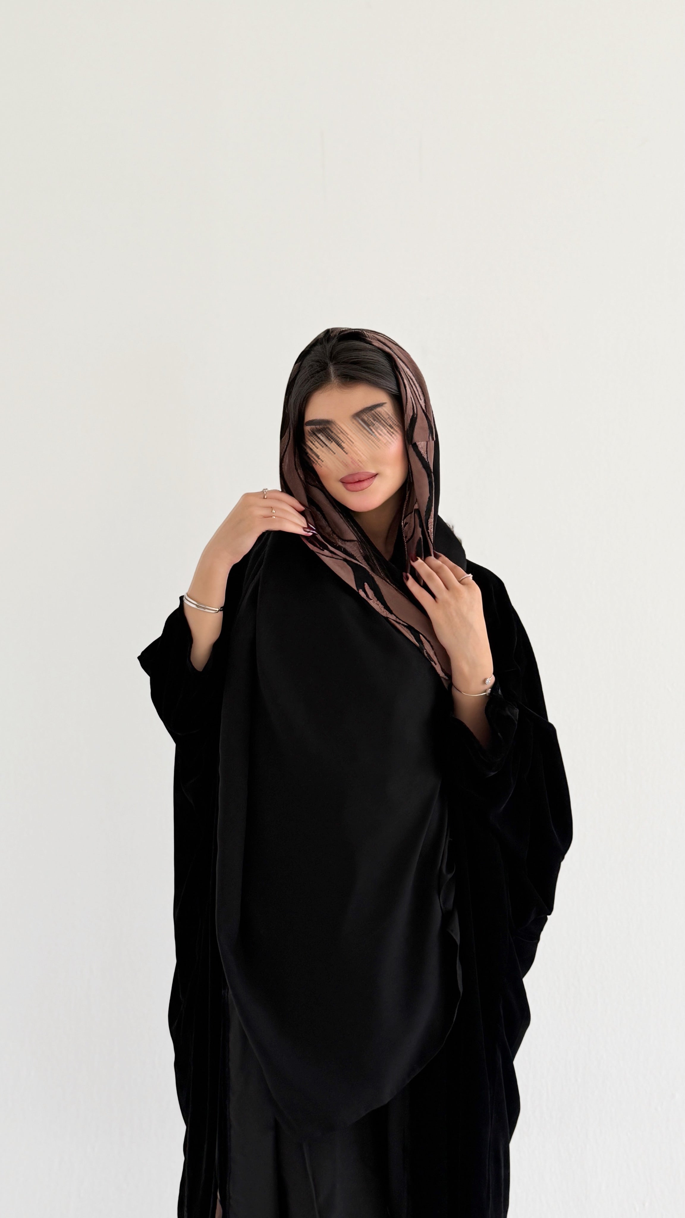 MW1850 - عباية مخمل راقية مع قصات من الاسفل واضافة خامة اشيفون مخمل لتعطي اطلالة راقية وعصرية - Aya