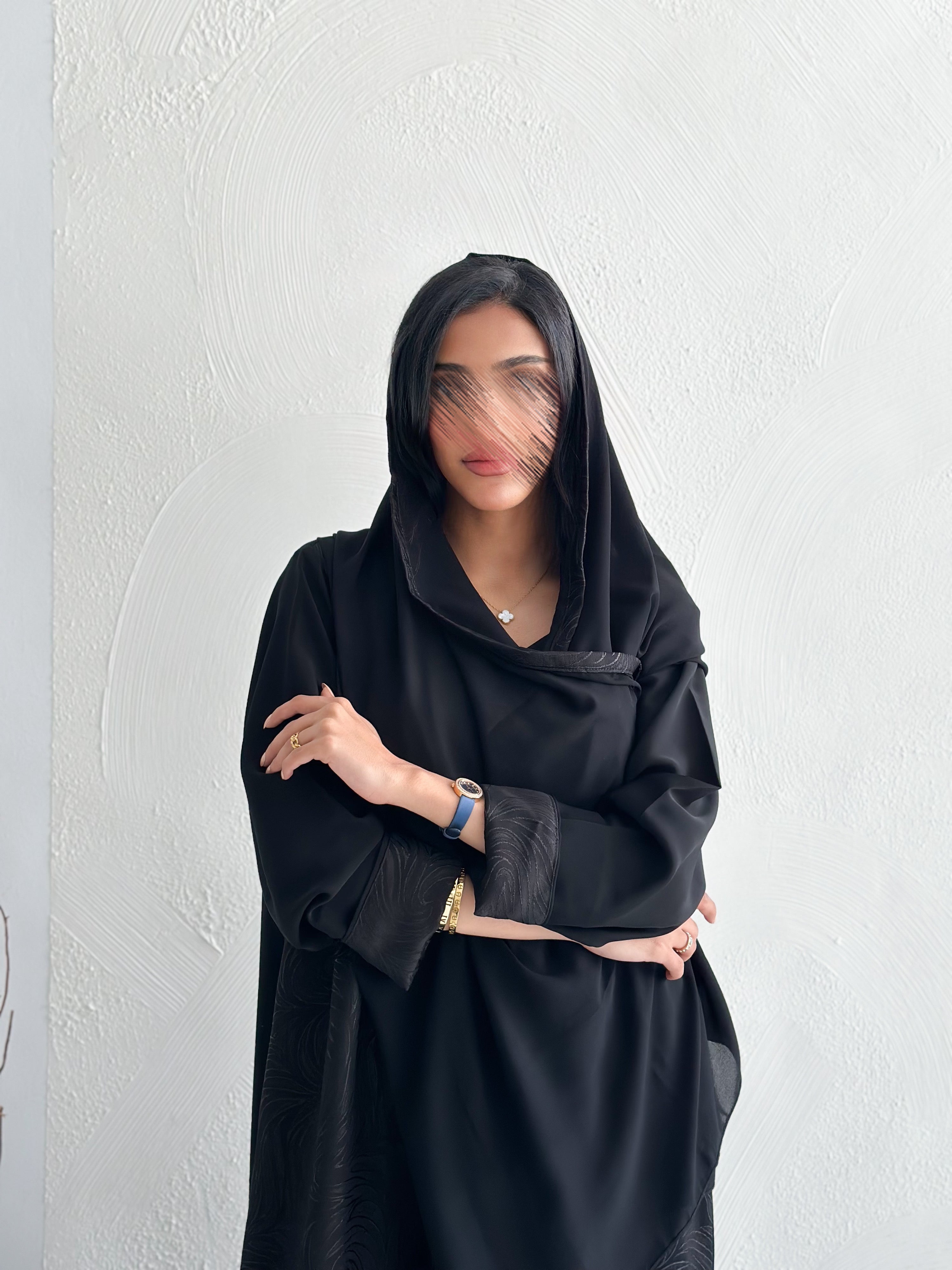 MW1429 -  عباية من الكريب الناعم مع تفتة مشجرة من الأمام