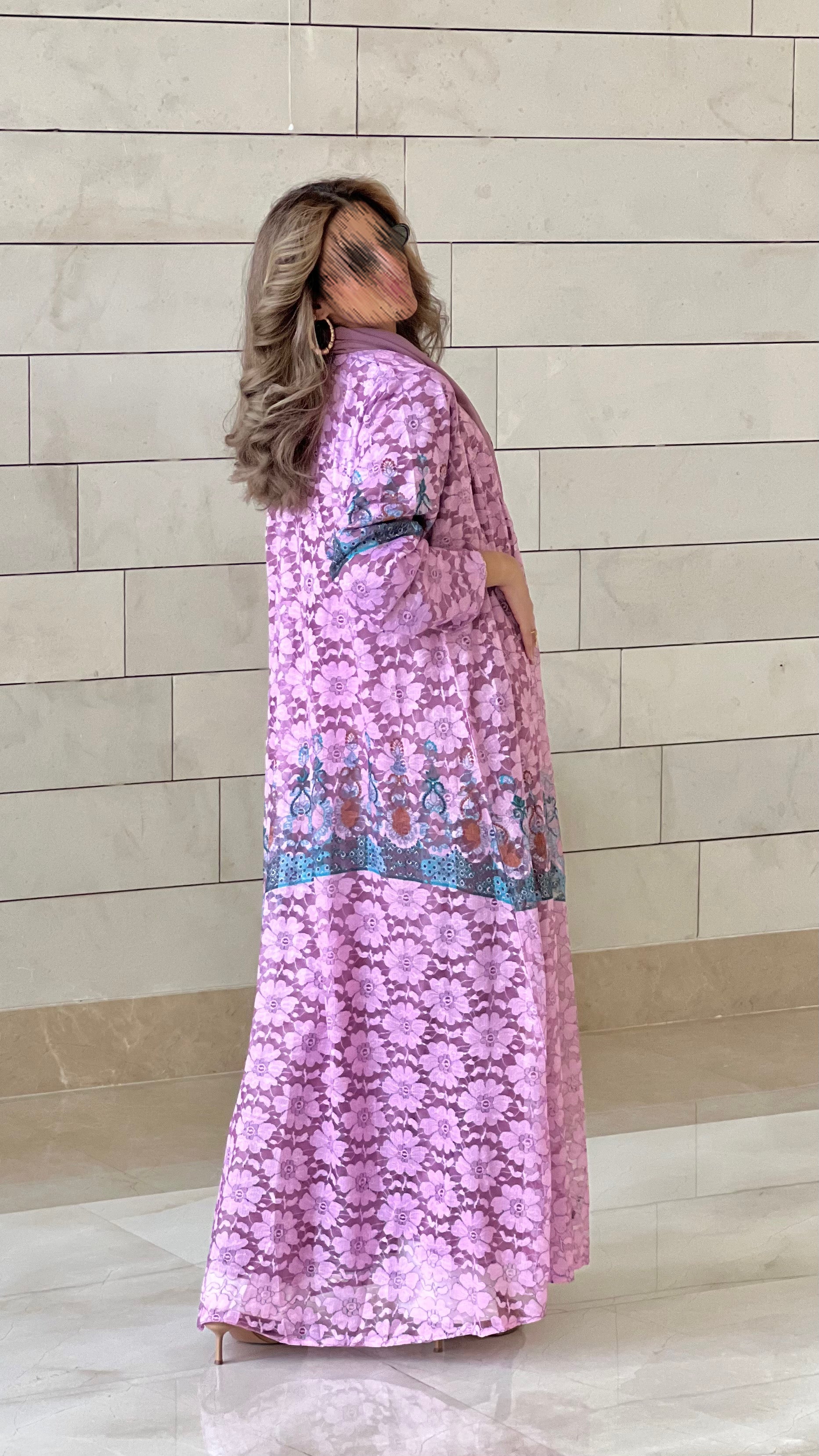 MWT480 - عباية دانتيل زهري مع تدخيلة دانتيل اخضر وسماوي - Aya