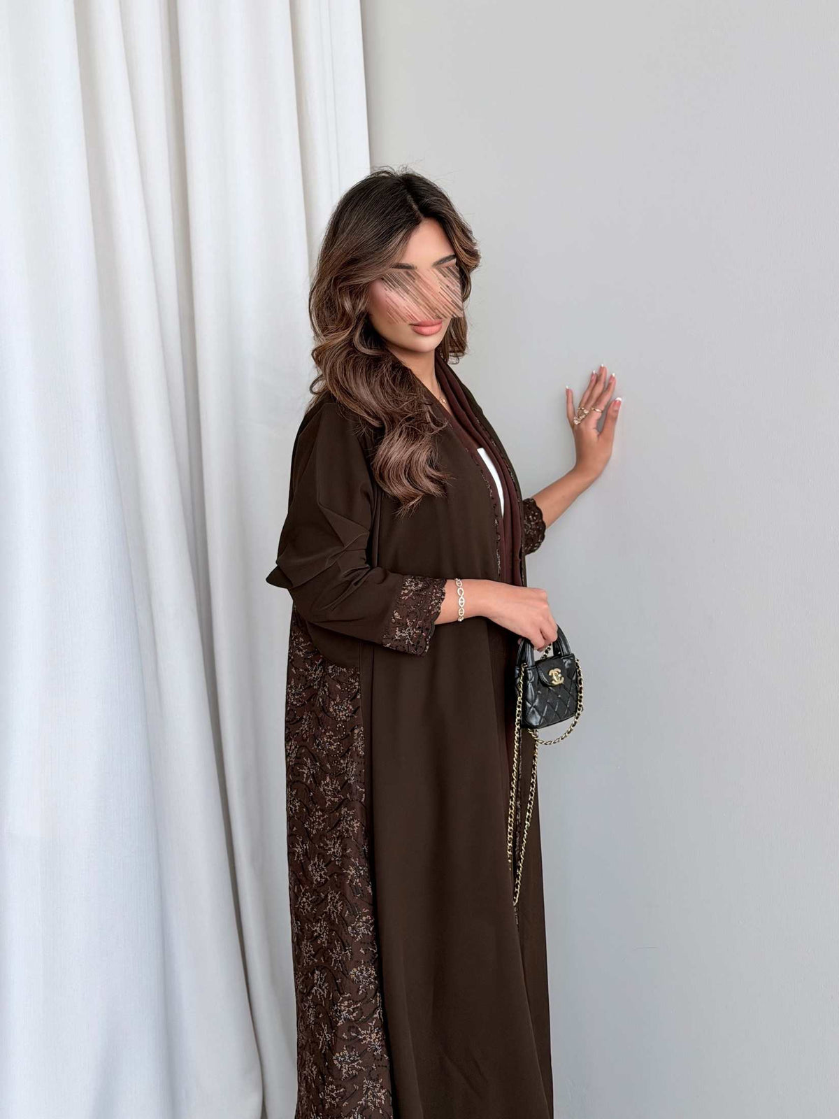 MWT783 - عباية بنية مع ركامة بنية موردة - Aya
