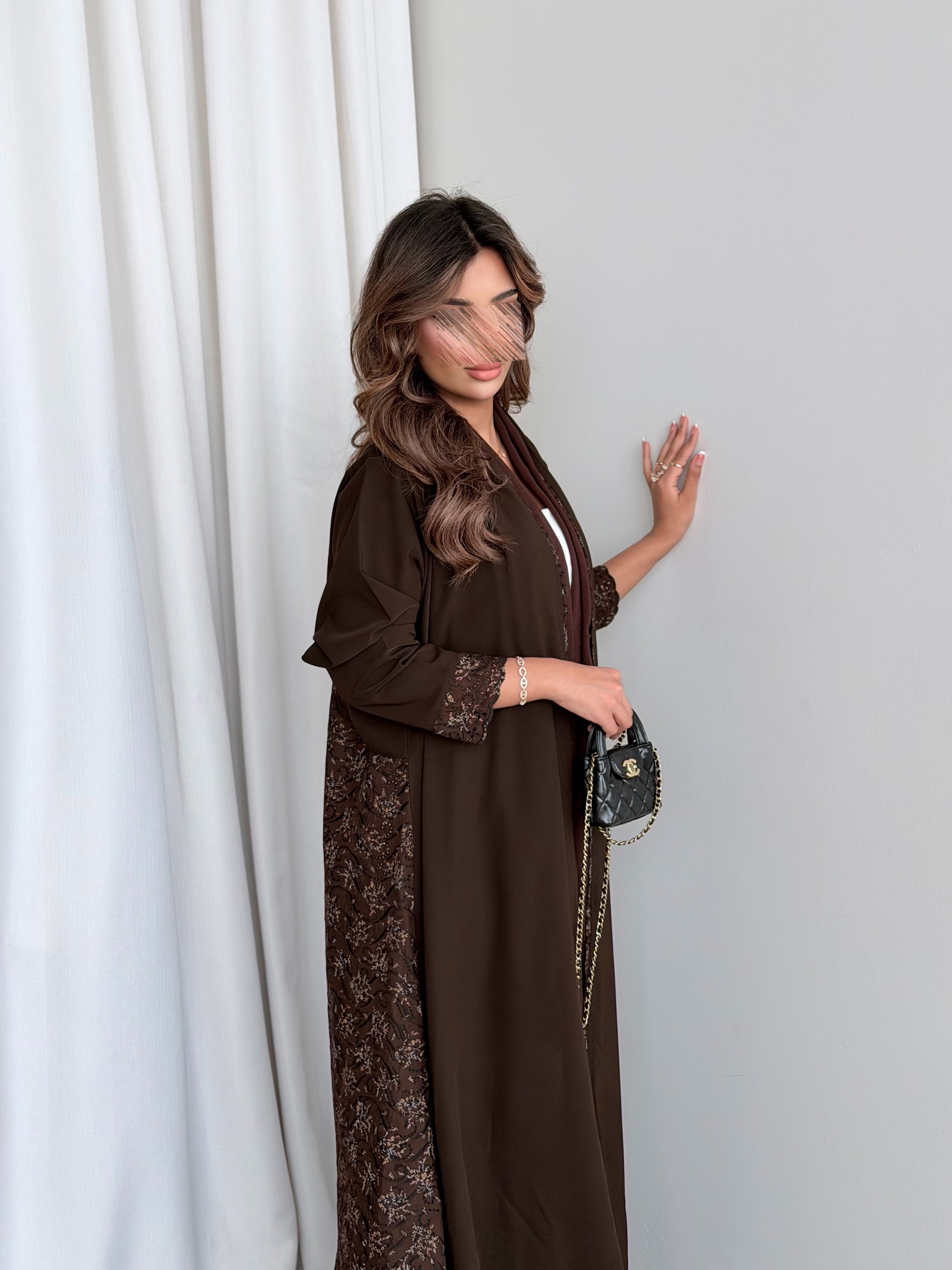 MWT783 - عباية بنية مع ركامة بنية موردة - Aya