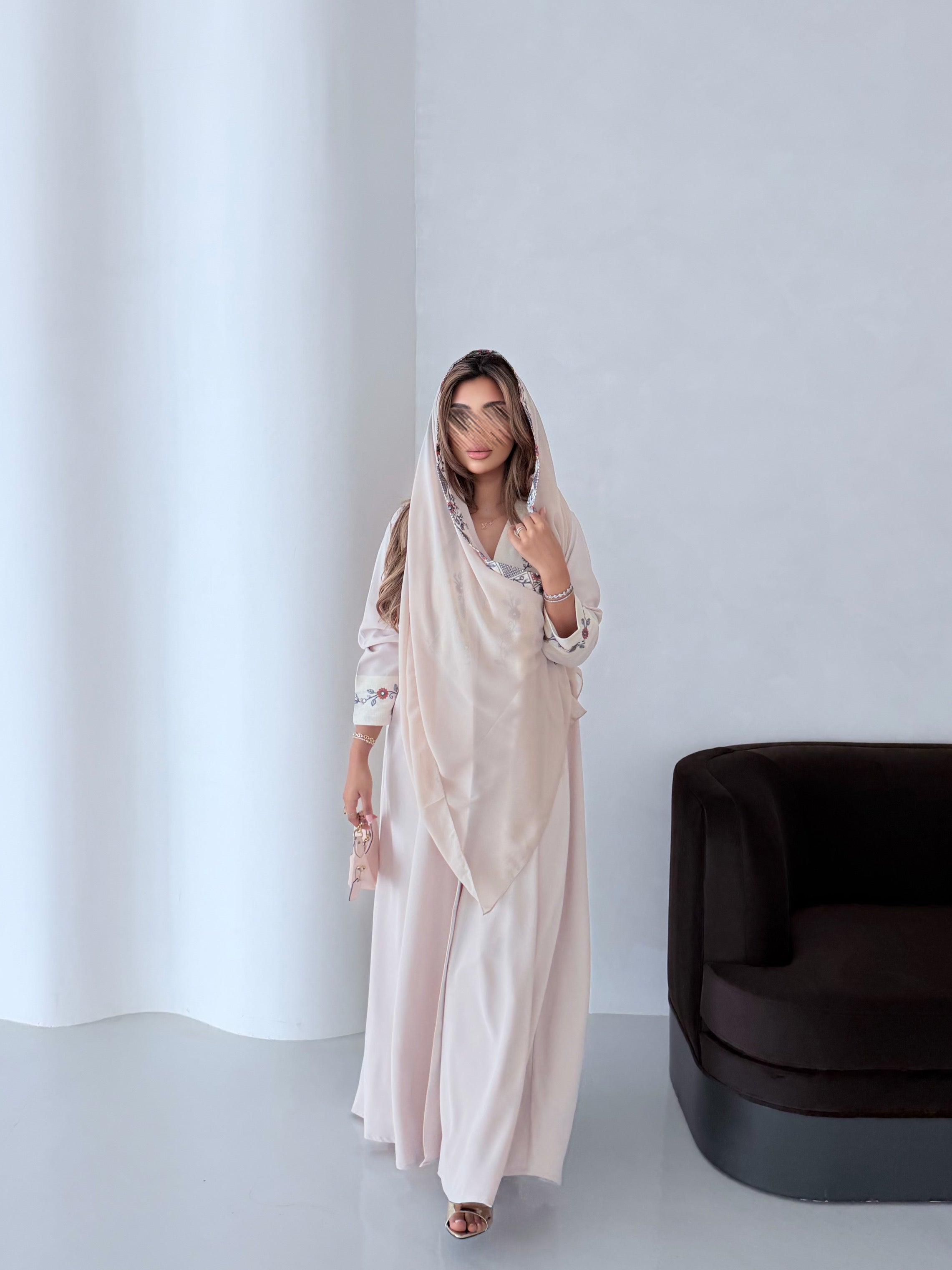 MWT5027 - إطلالة صيفيه بعبايه كريب بيج مع تدخيلات تطريز - Aya