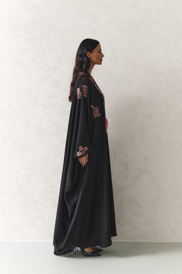 MW1873 -عباية بشت مطرز  ليعطي طابع الاناقة مع تدخيله الدندوشه واضافة فستان داخلي