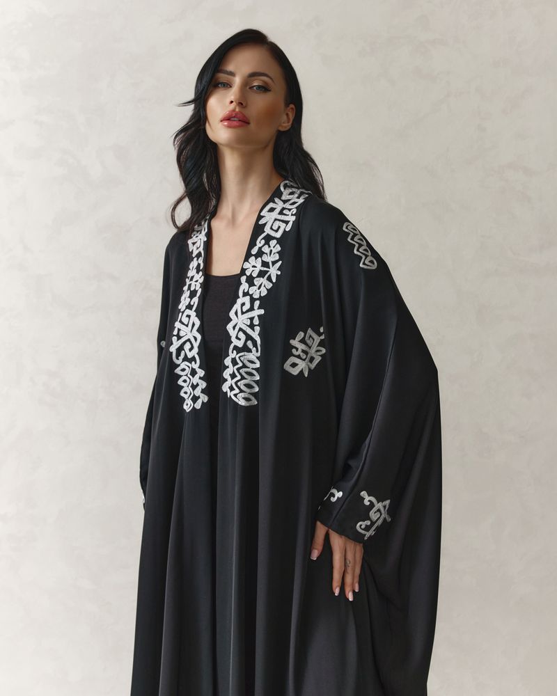 MW1875 -عباية مطرزه من الامام والاكمام بقصة البشت مع اضافة فستان داخلي