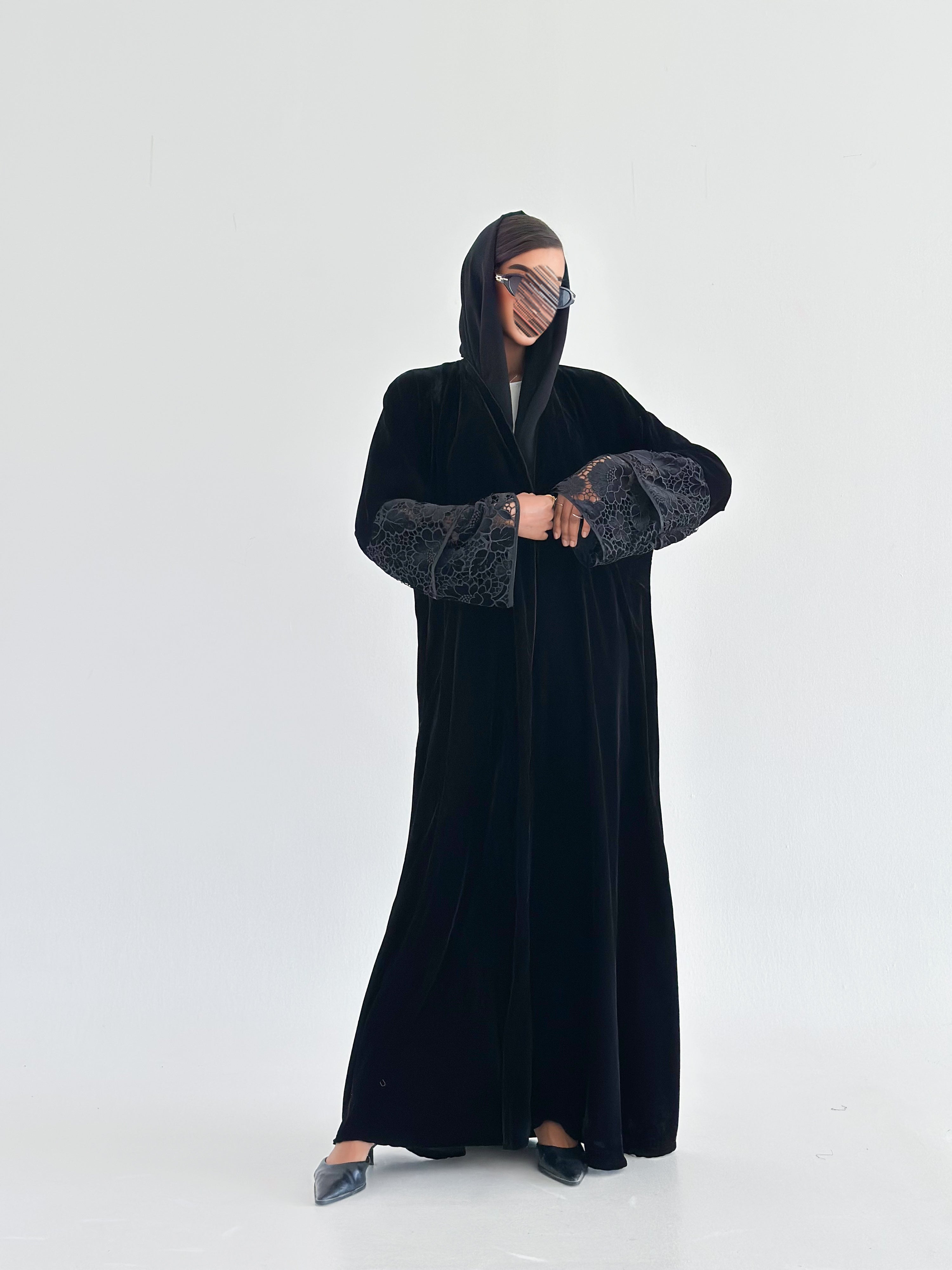 MWT575 - عباية مخمل بأكمام دانتيل - Aya