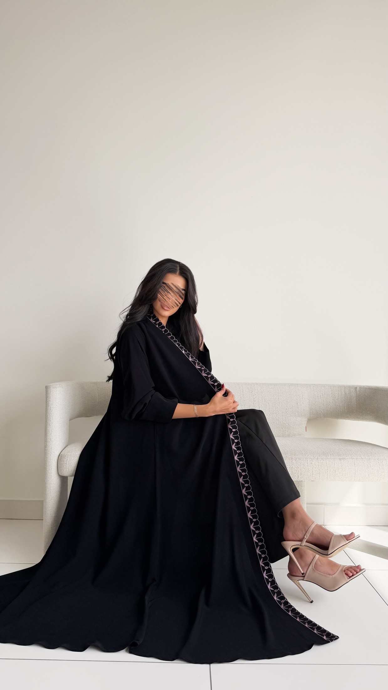 MWT1018 - عبايه اسود مع تطريز من الامام - Aya