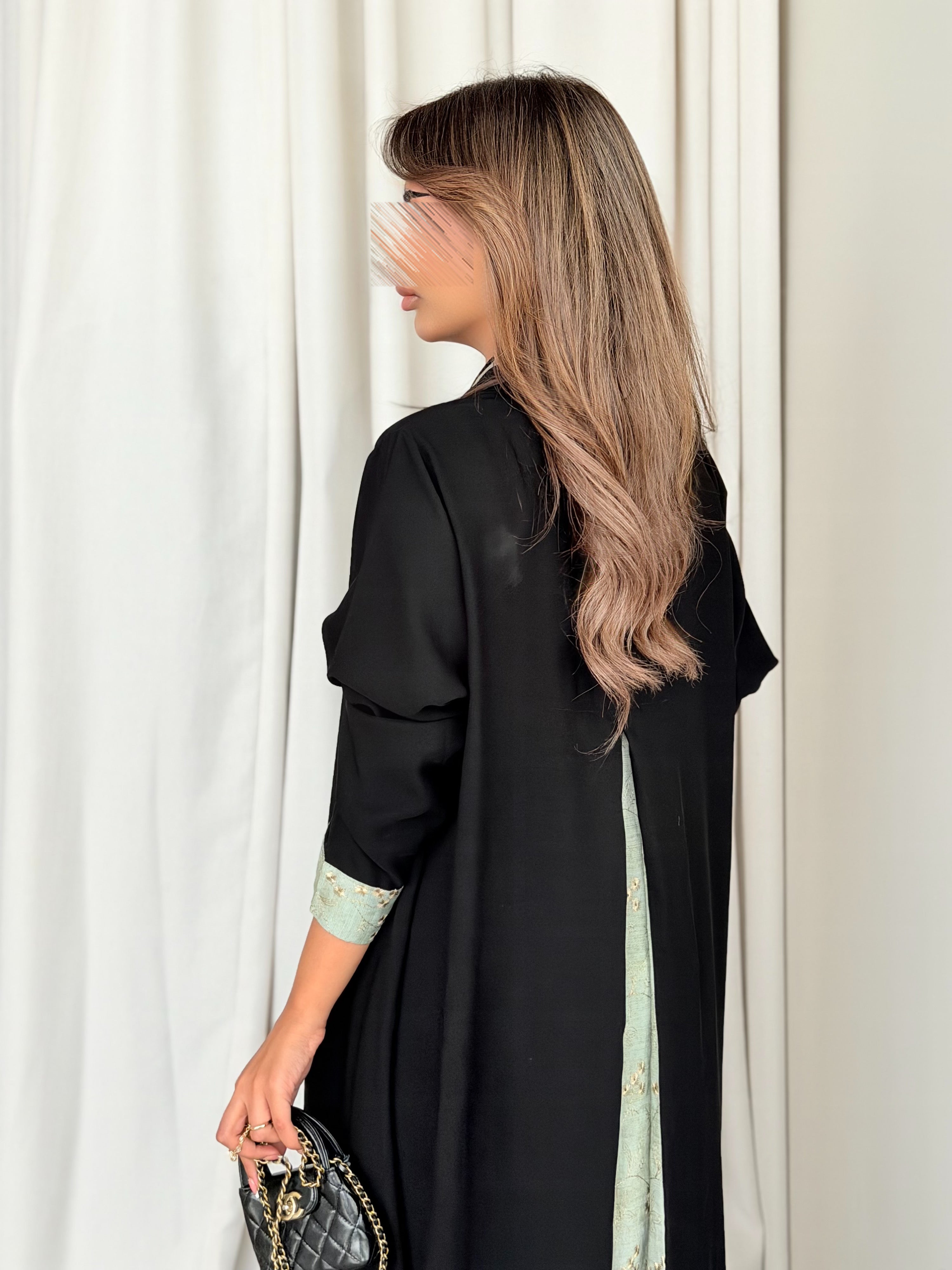 MWT795 - عباية كريب اسود مع تدخيله قماش لنن هندي - Aya