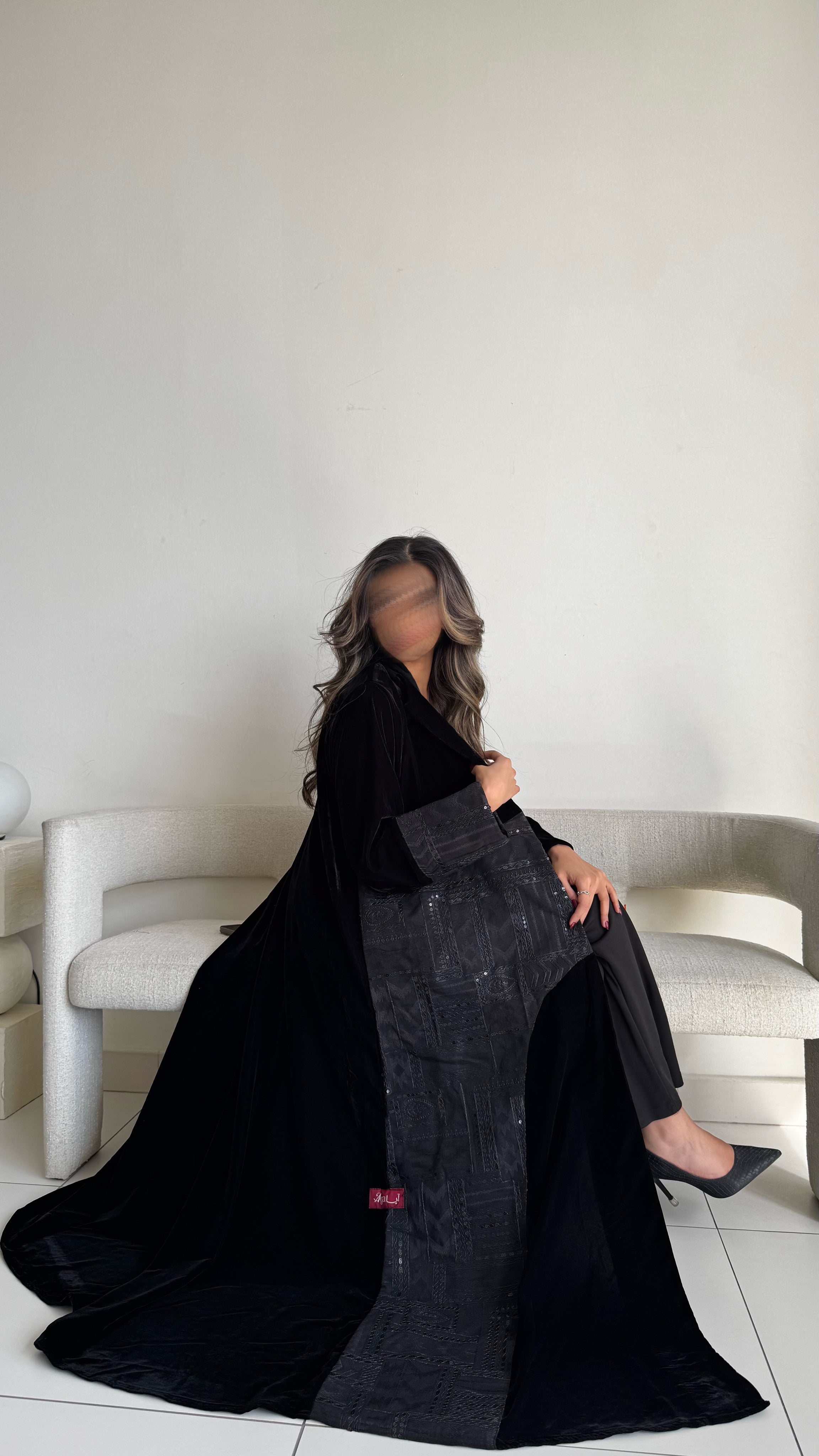 MWT551 - عباية مخمل مع لنن هندي تطريز - Aya