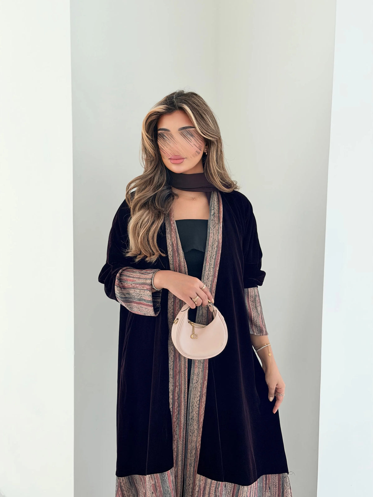 MWT5268 - عباية مخمل سادة مع طباعة بقصة ناعمة - Aya