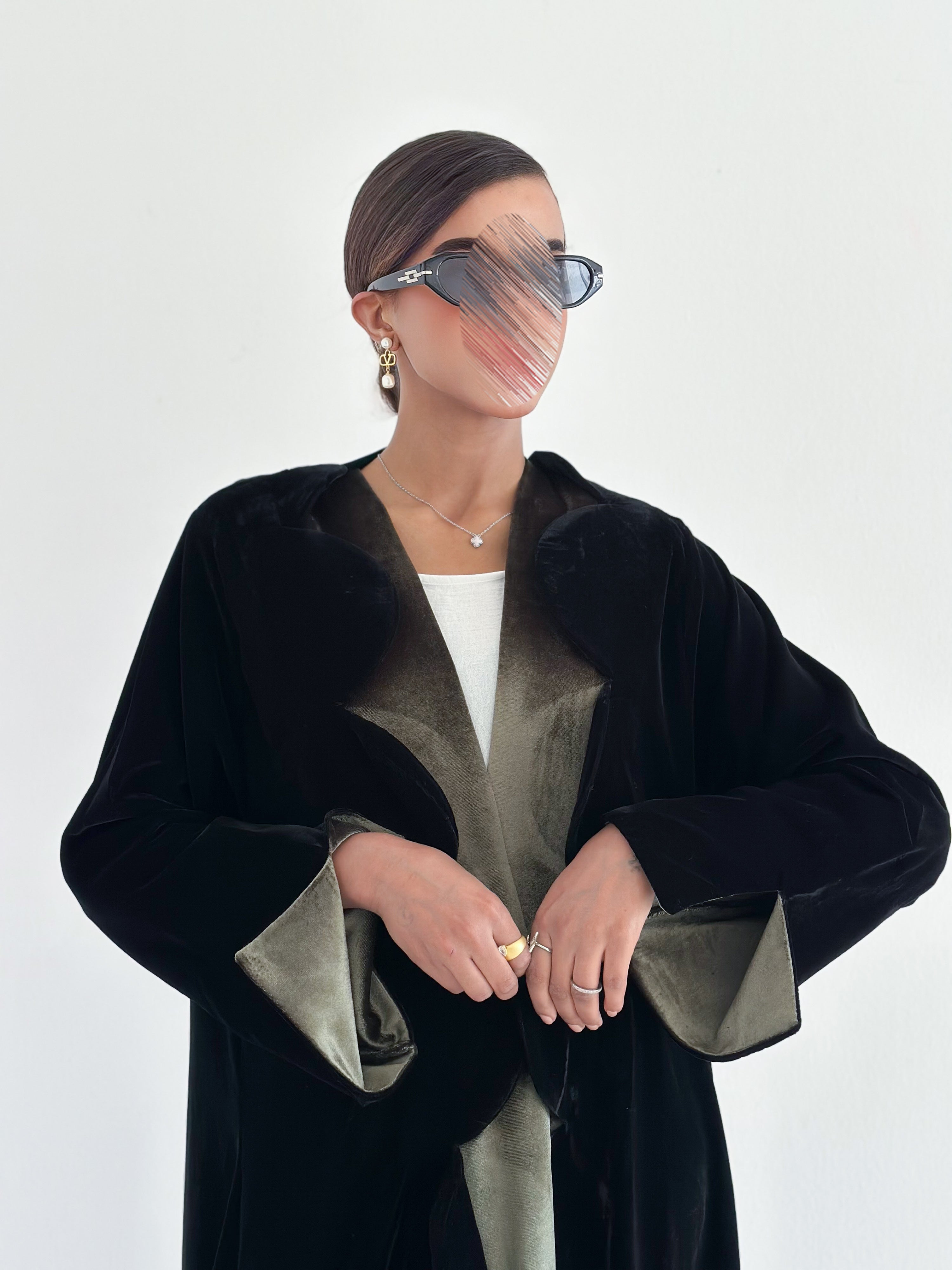 MW1832 - عباية مخمل باضافة قصة من الجاكار في الامام