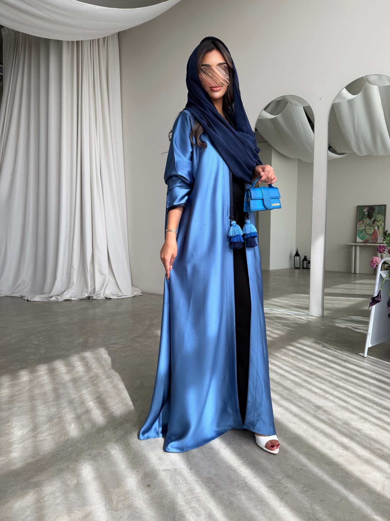 MWT771 - عباية كريب ازرق مع تدخيله دندوشة - Aya