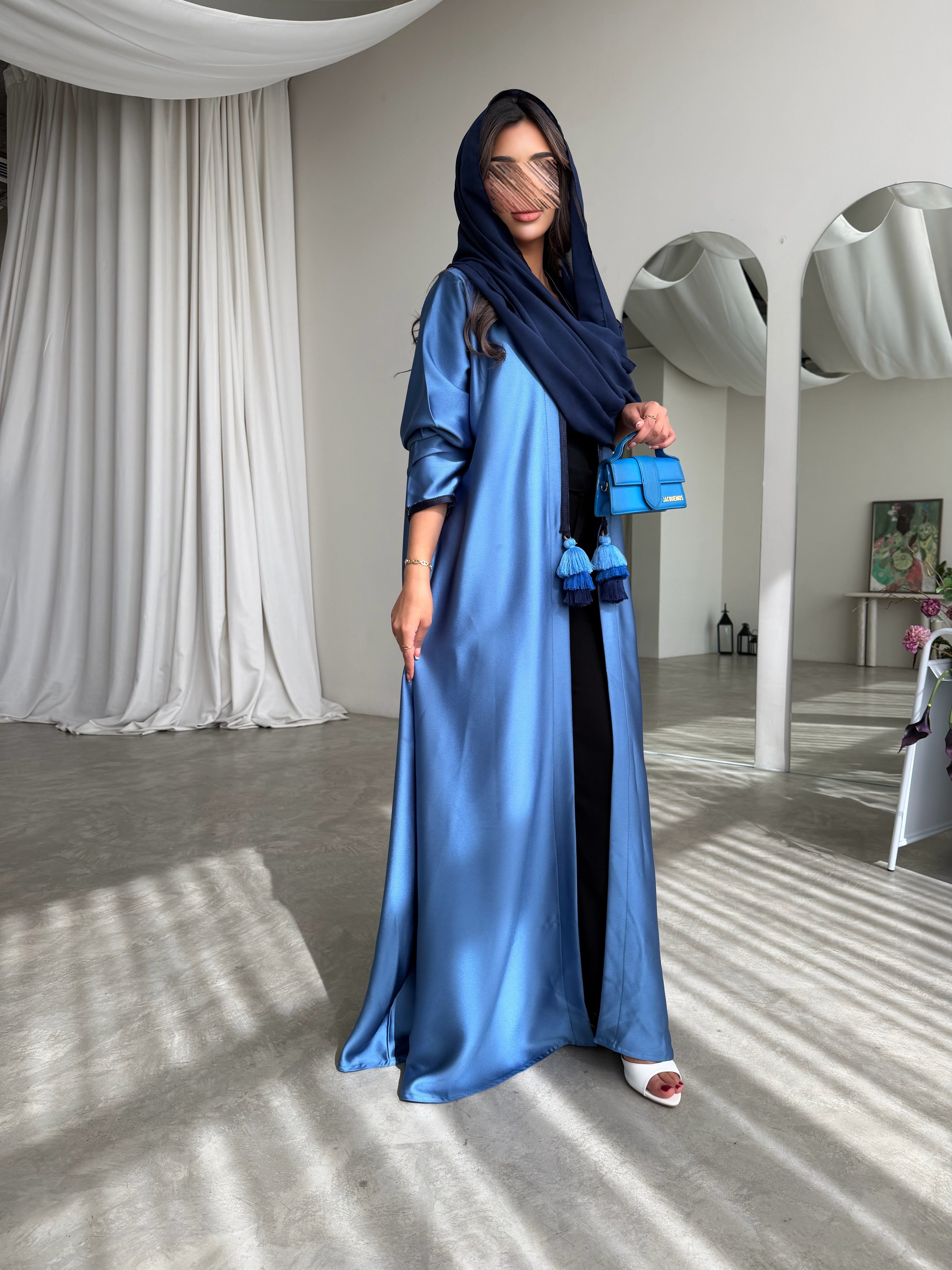 MWT771 - عباية كريب ازرق مع تدخيله دندوشة - Aya