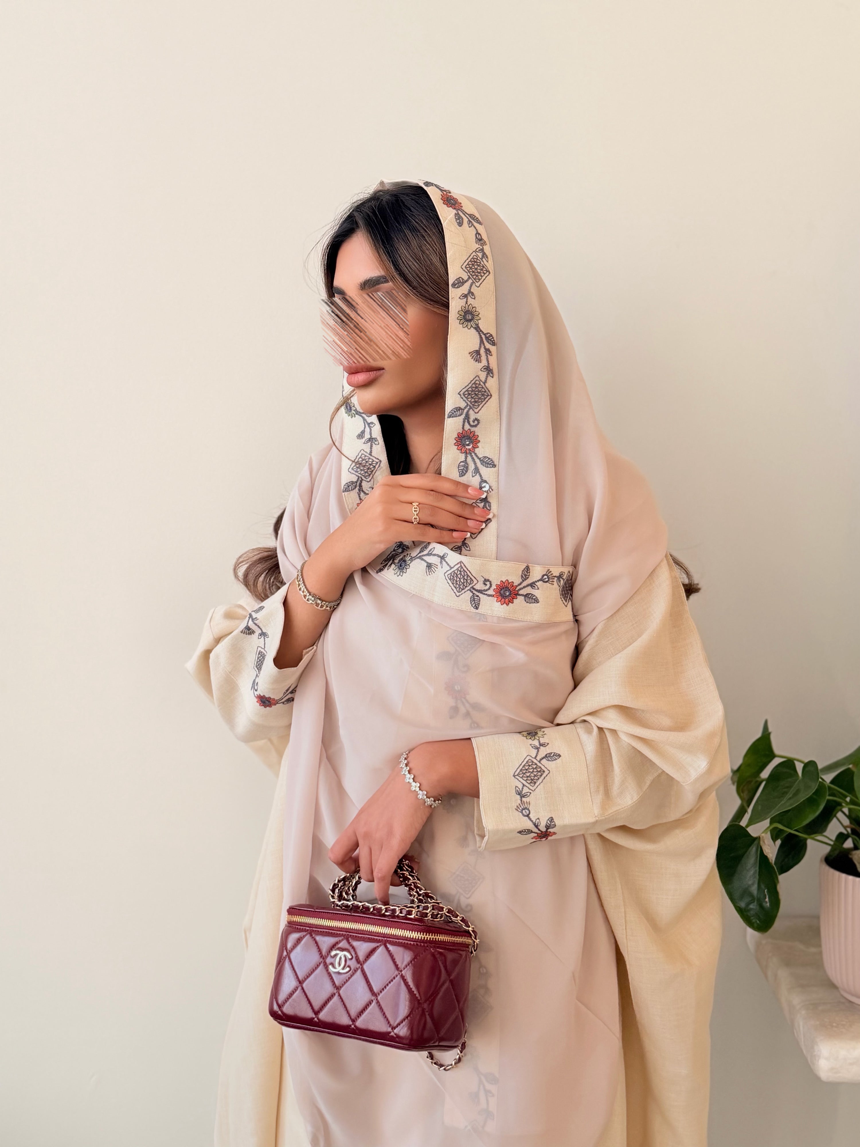 MWT5027 - لينن بيج قصة نص بشت مع قماش مطرز بالأكمام والأمام - Aya