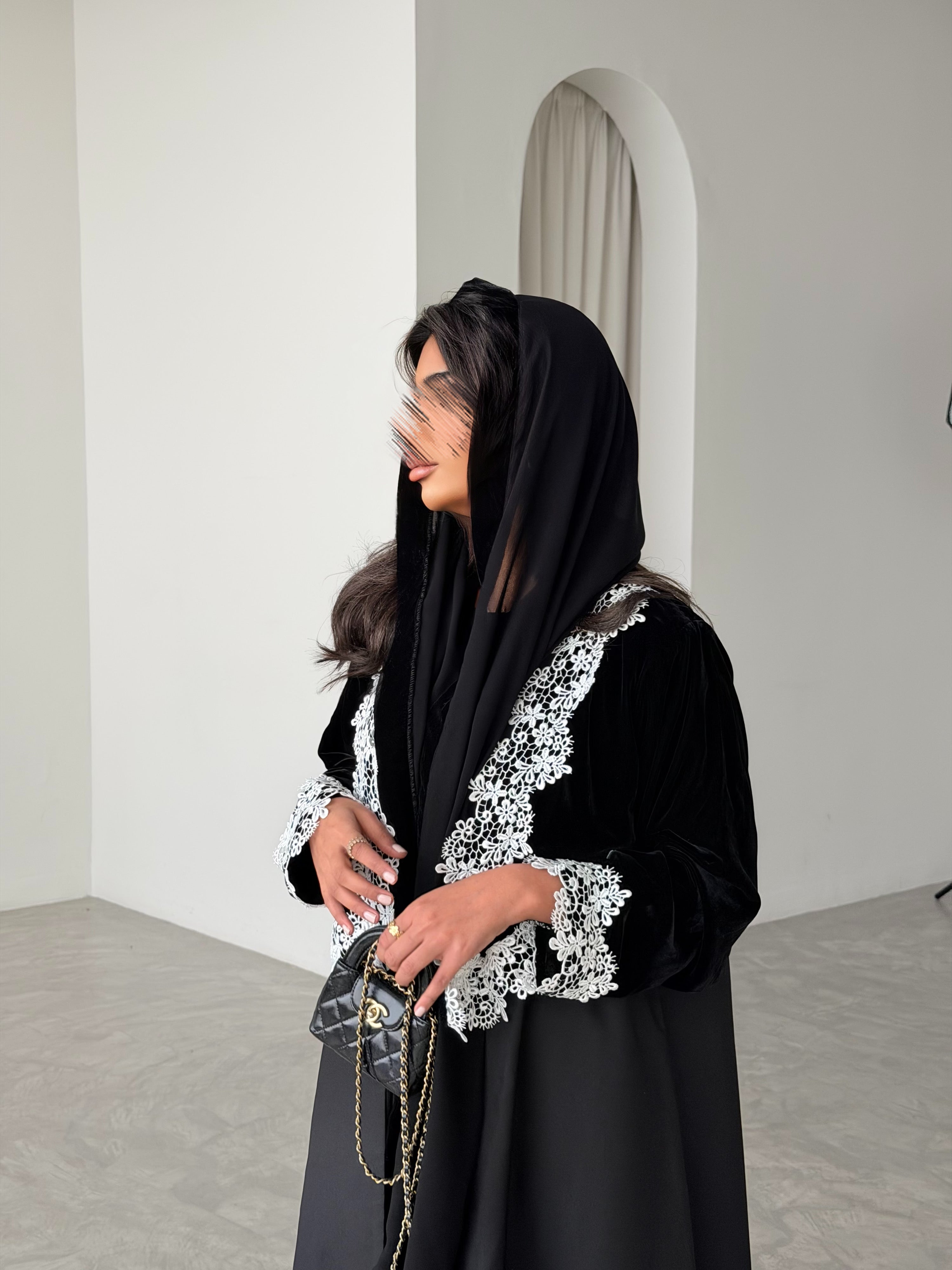 MWT982 - عباية مخمل مع تدخيلات ورد ابيض