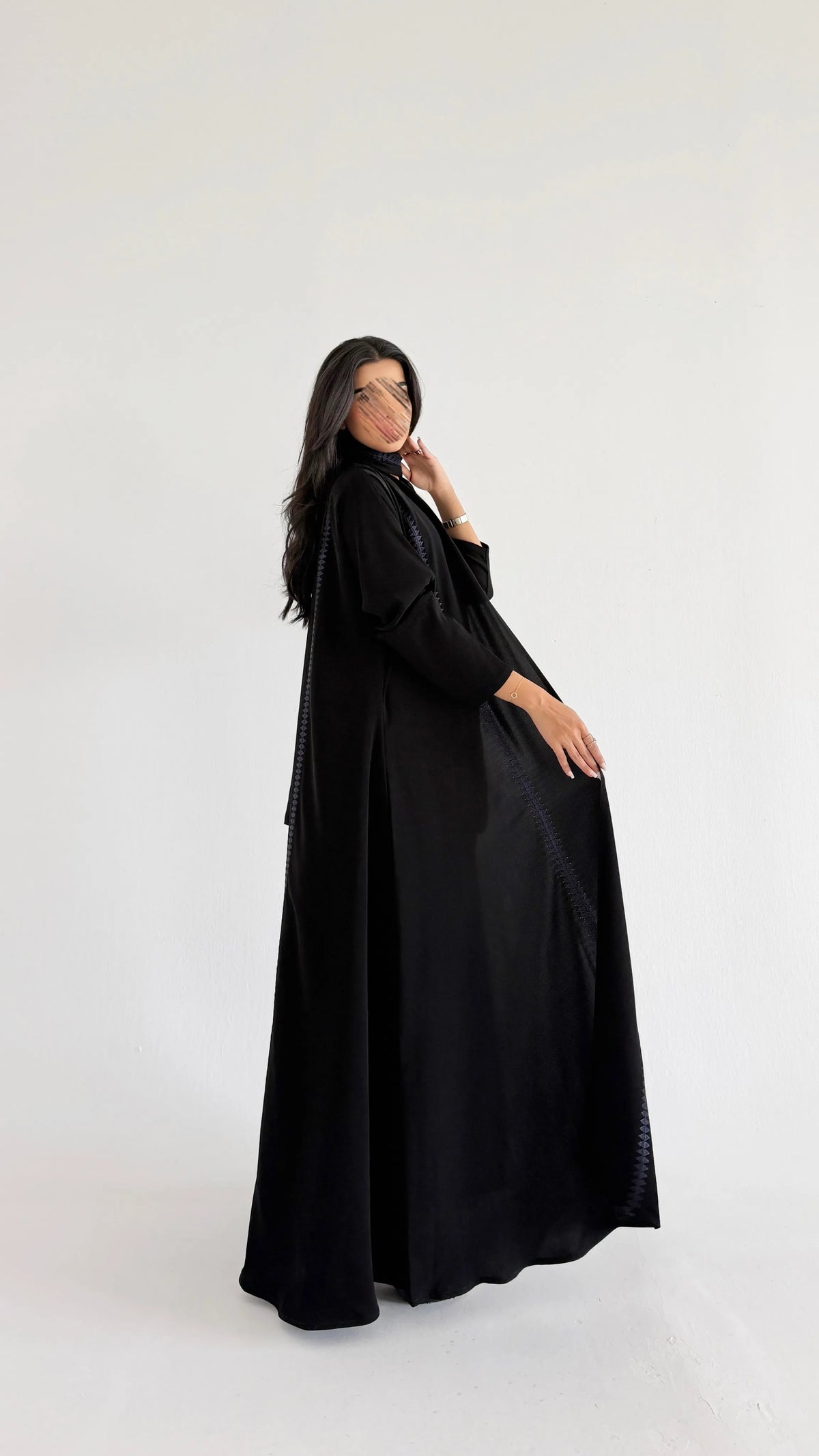MW426 - عباية سوادء مطرزة - Aya