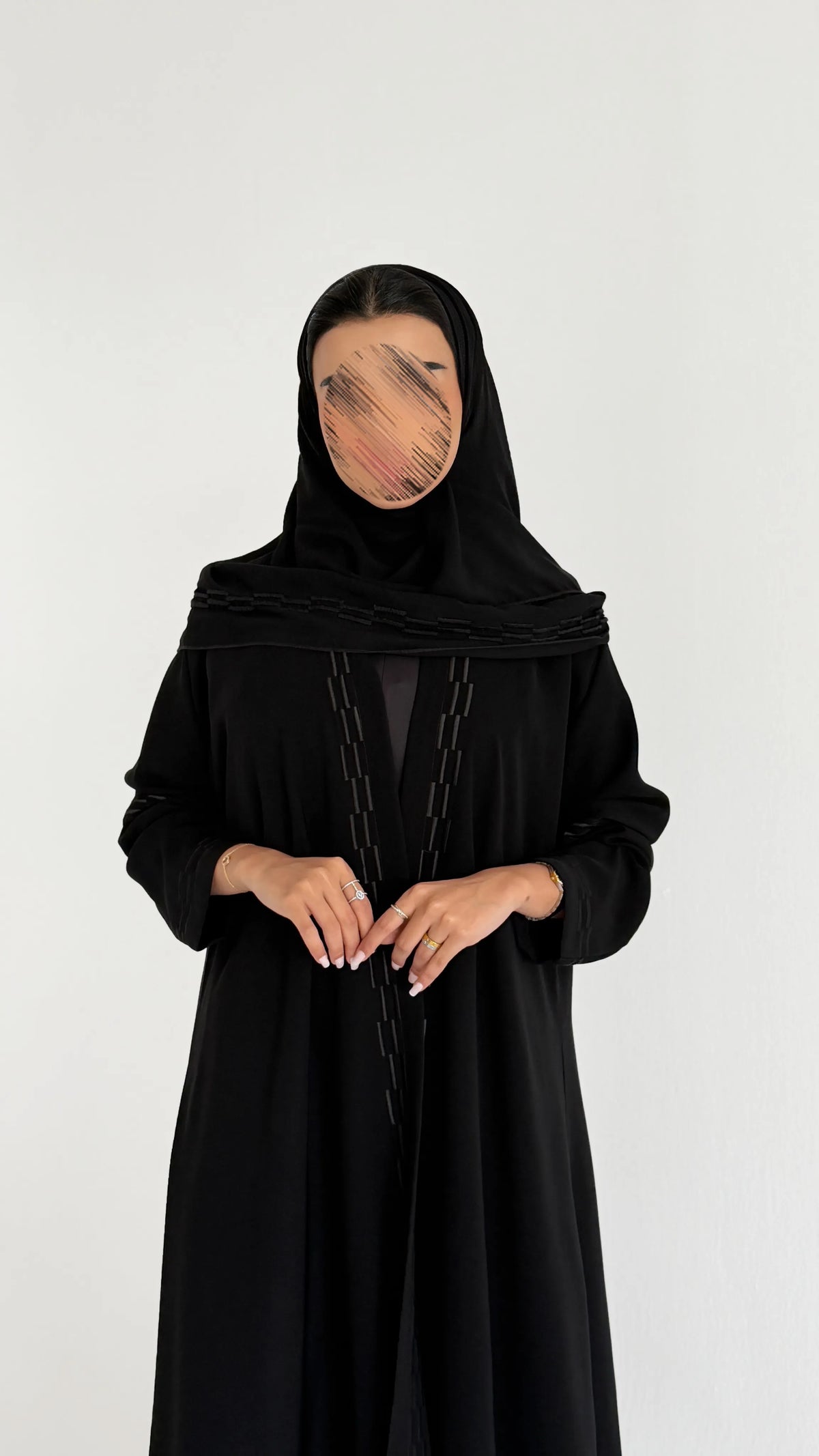 MW443 - عباية سوداء بتطريز اسود