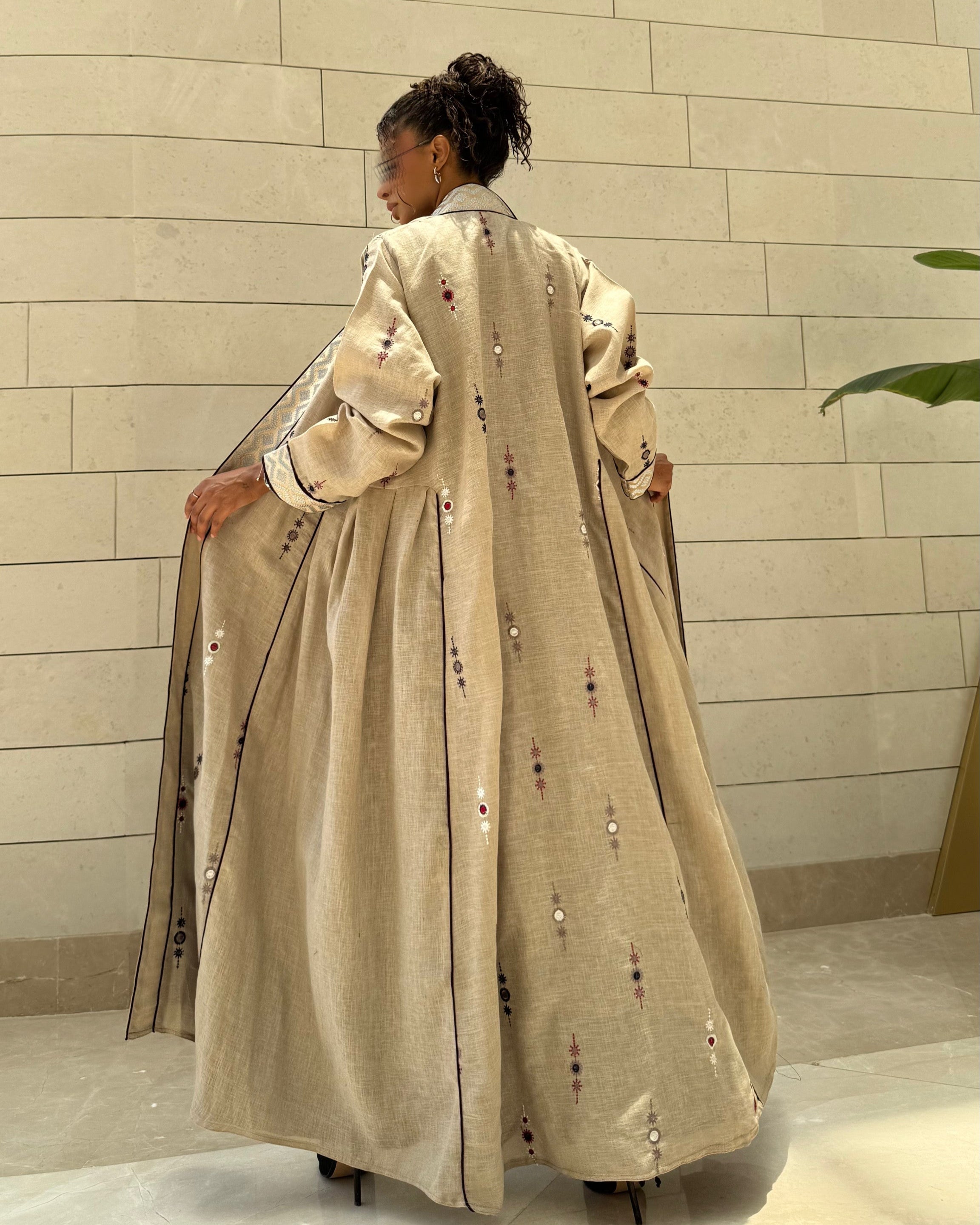MW645 - Light Crepe Standing with Jacquard Half-Cloche