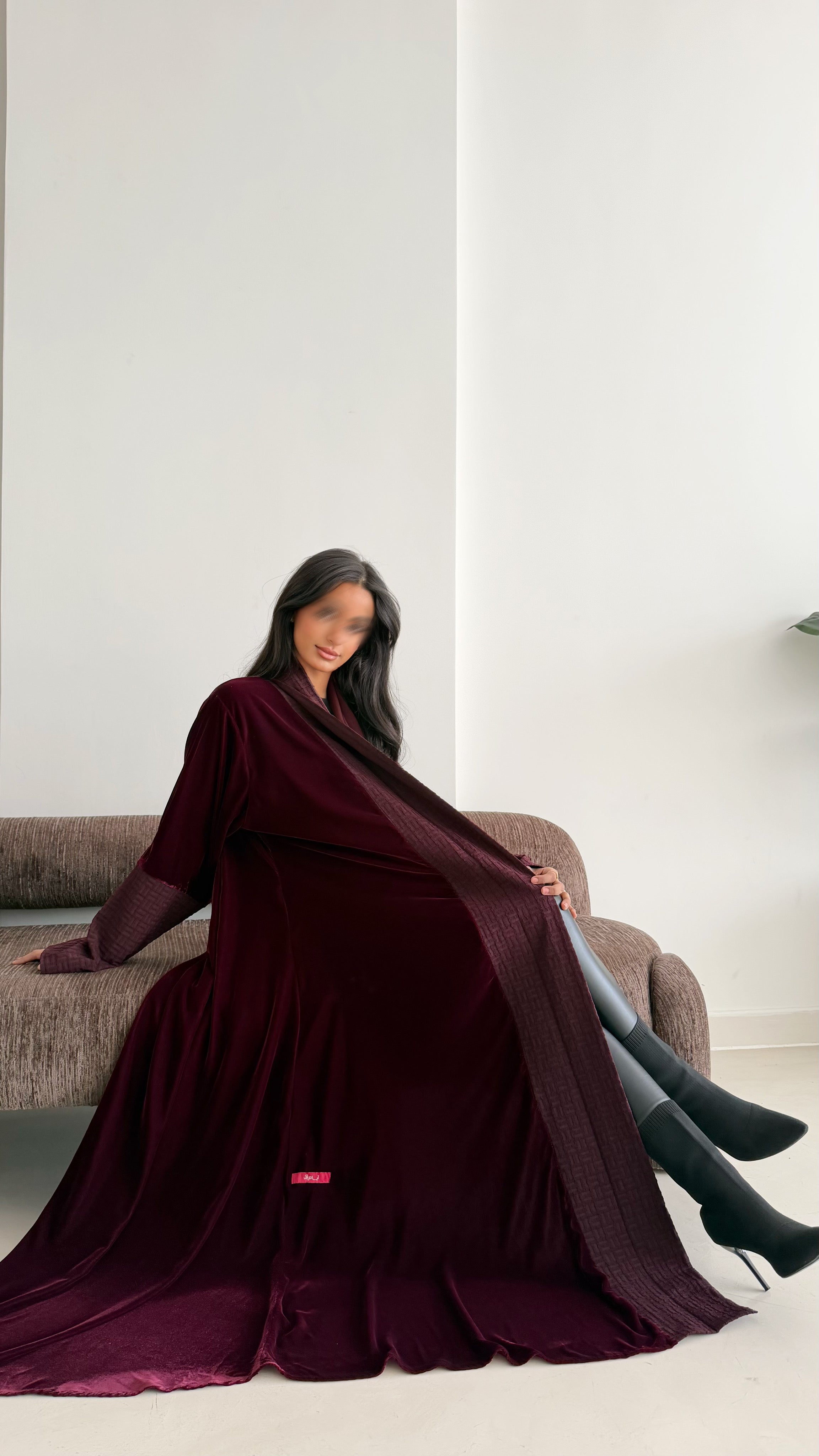 MWT814 - عباية مخمل عنابي مع تدخيلة بالامام - Aya