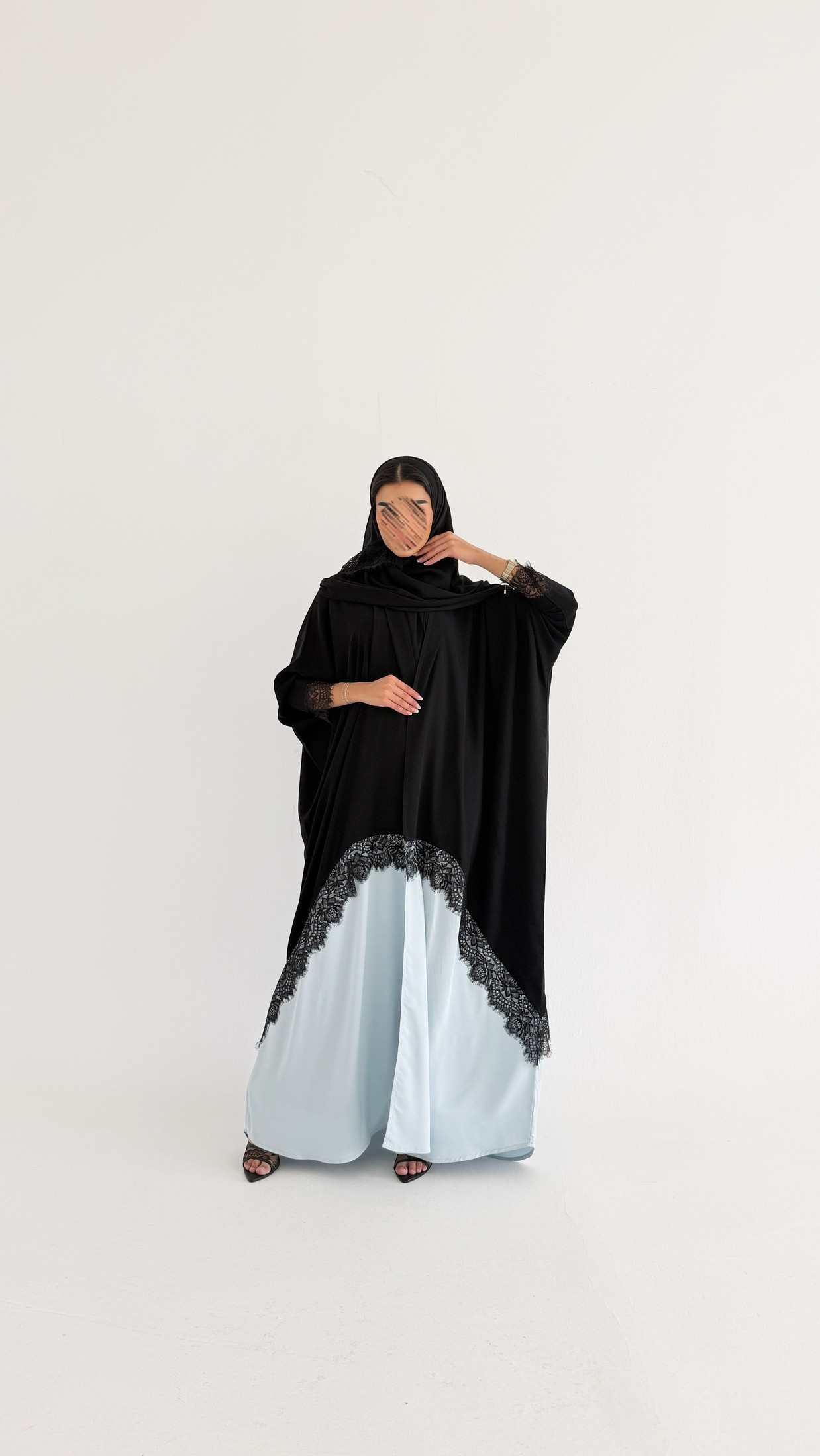 MWT2009 - عباية كريب اسود وساتان مع دانتيل - Aya