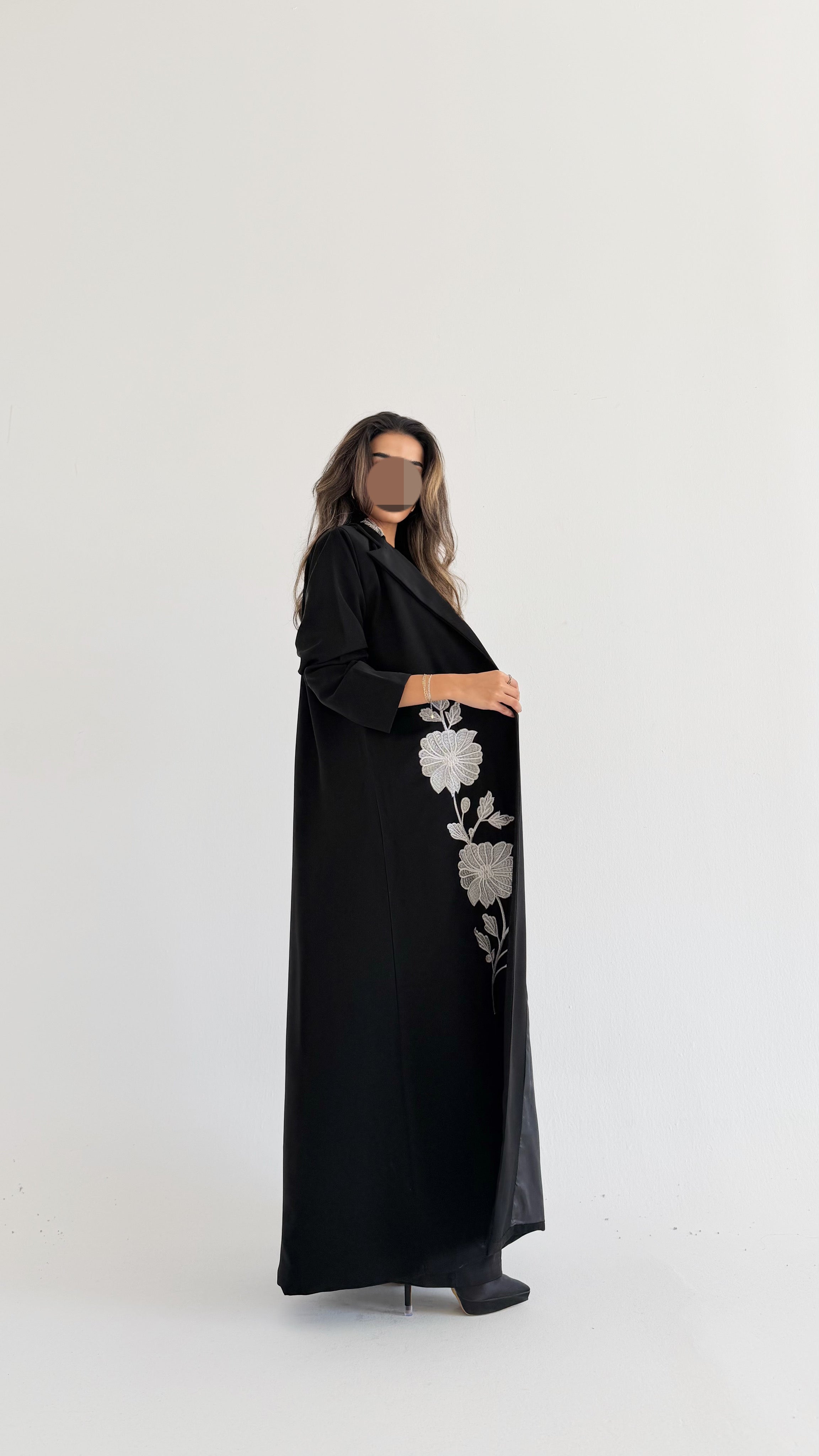 MW2000 -عباية بليزر بتطريز ابيض