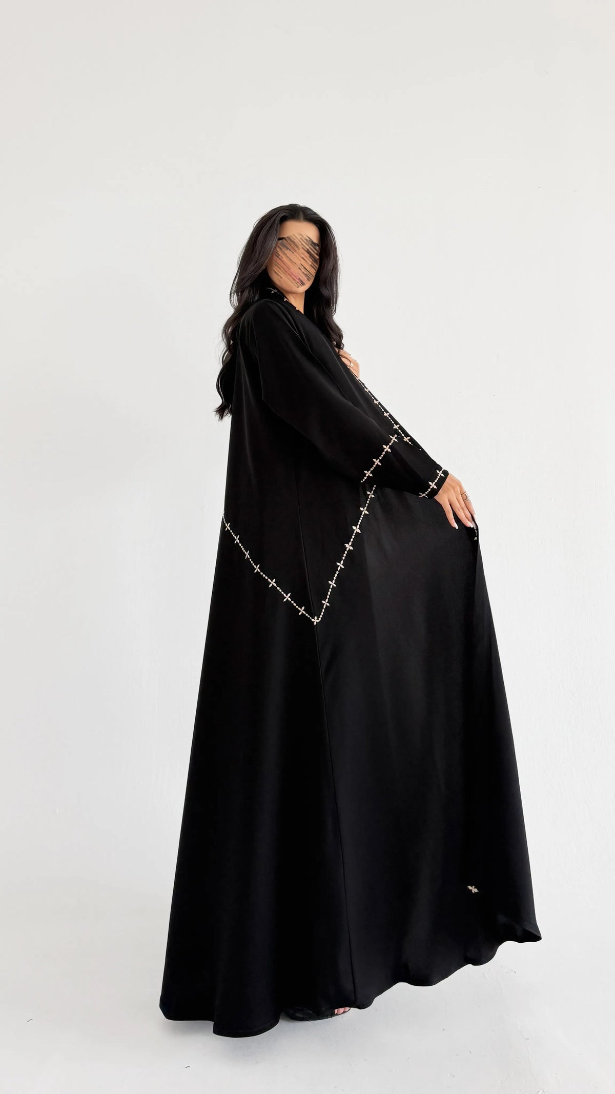 MW425 - عباية سوداء مطرزة