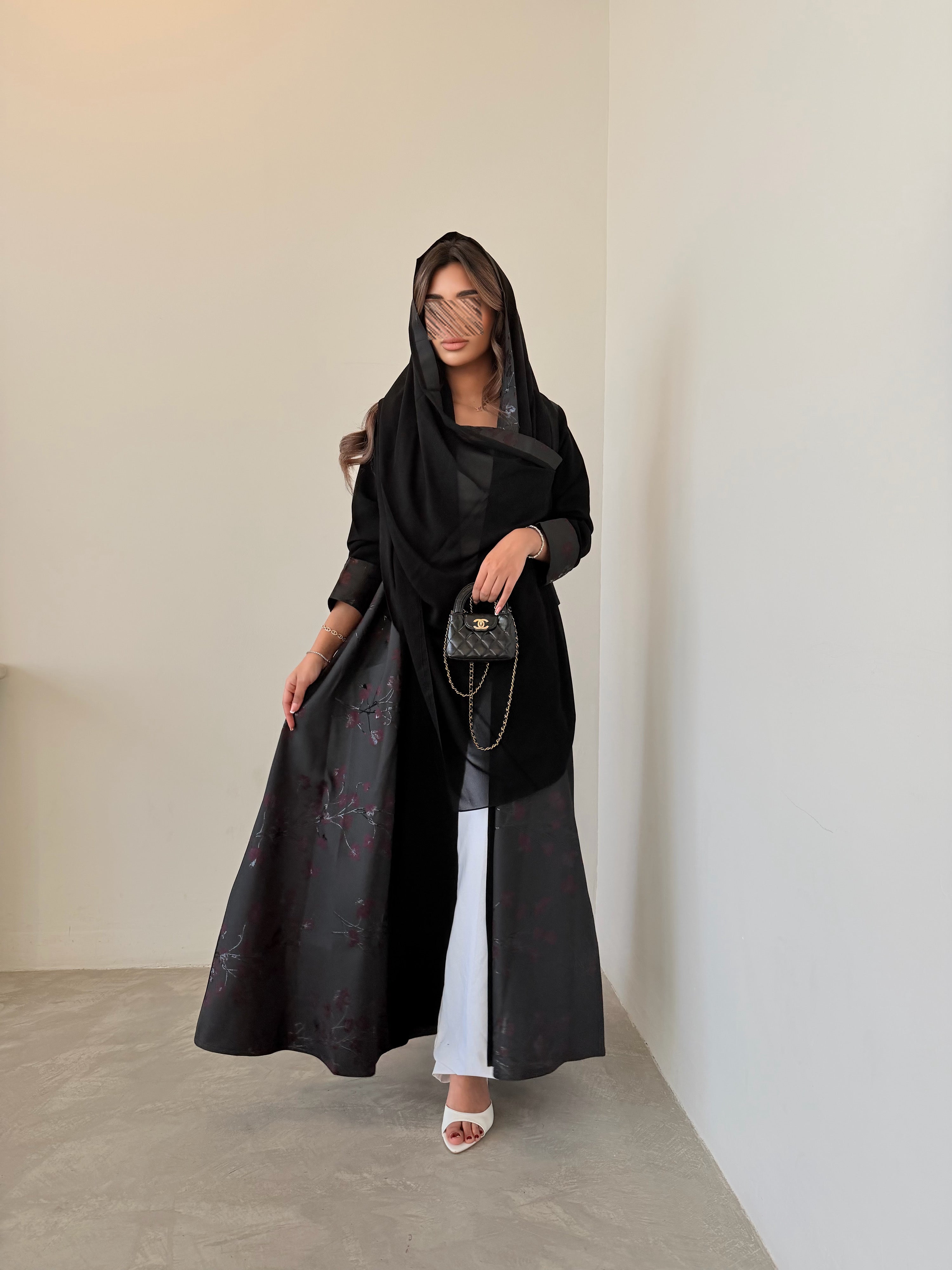 MWT5039 - قماش اسود كريب مع قماش تفته ورد بقصة كلوش - Aya