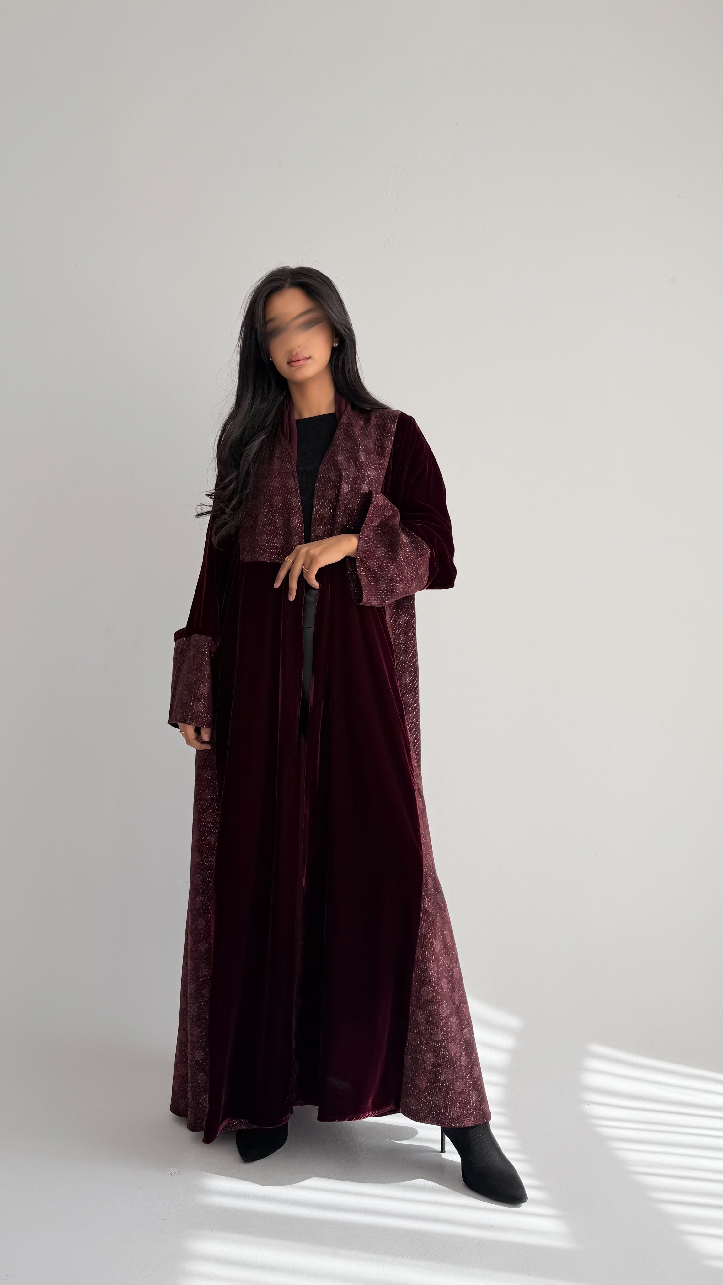 MWT819 - عباية مخمل بتدخيلة لامعة راقية|Elegant Shimmer Velvet Abaya - Aya