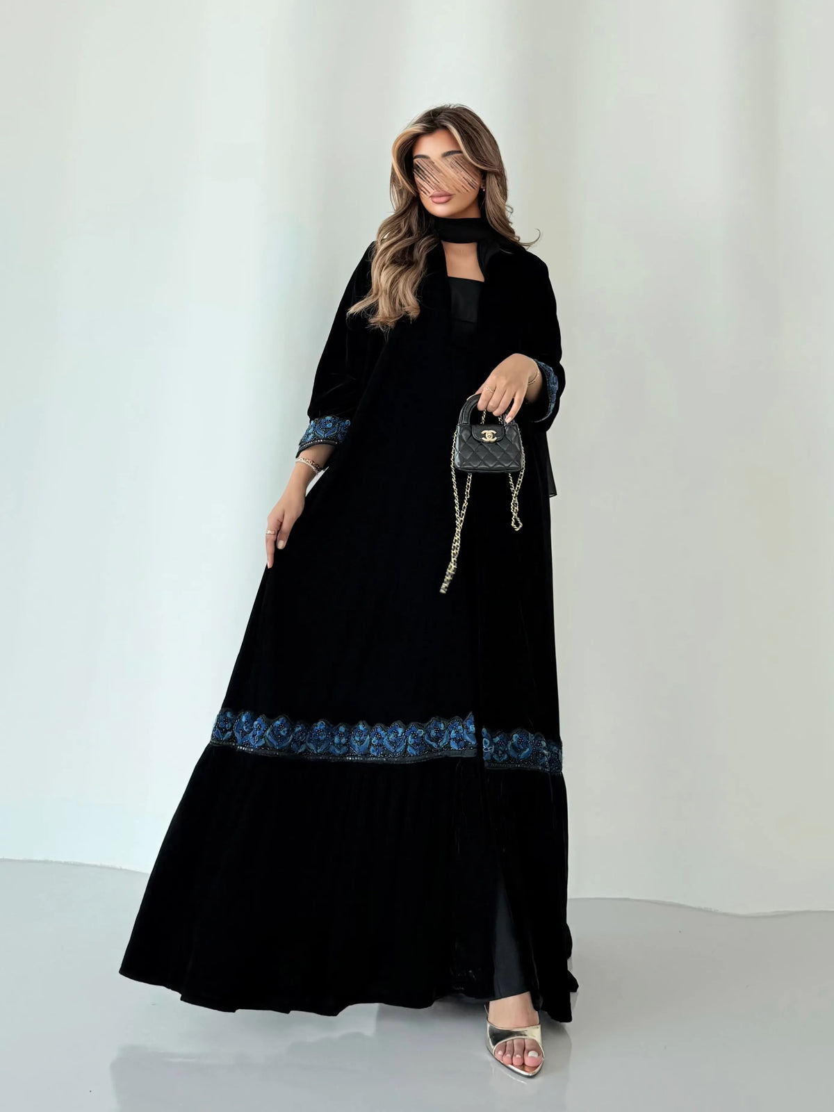 MWT5272 - عباية سوداء أنيقة يومية مع كسرات ناعمة اسفل العبايه و تدخيلات ورد - Aya