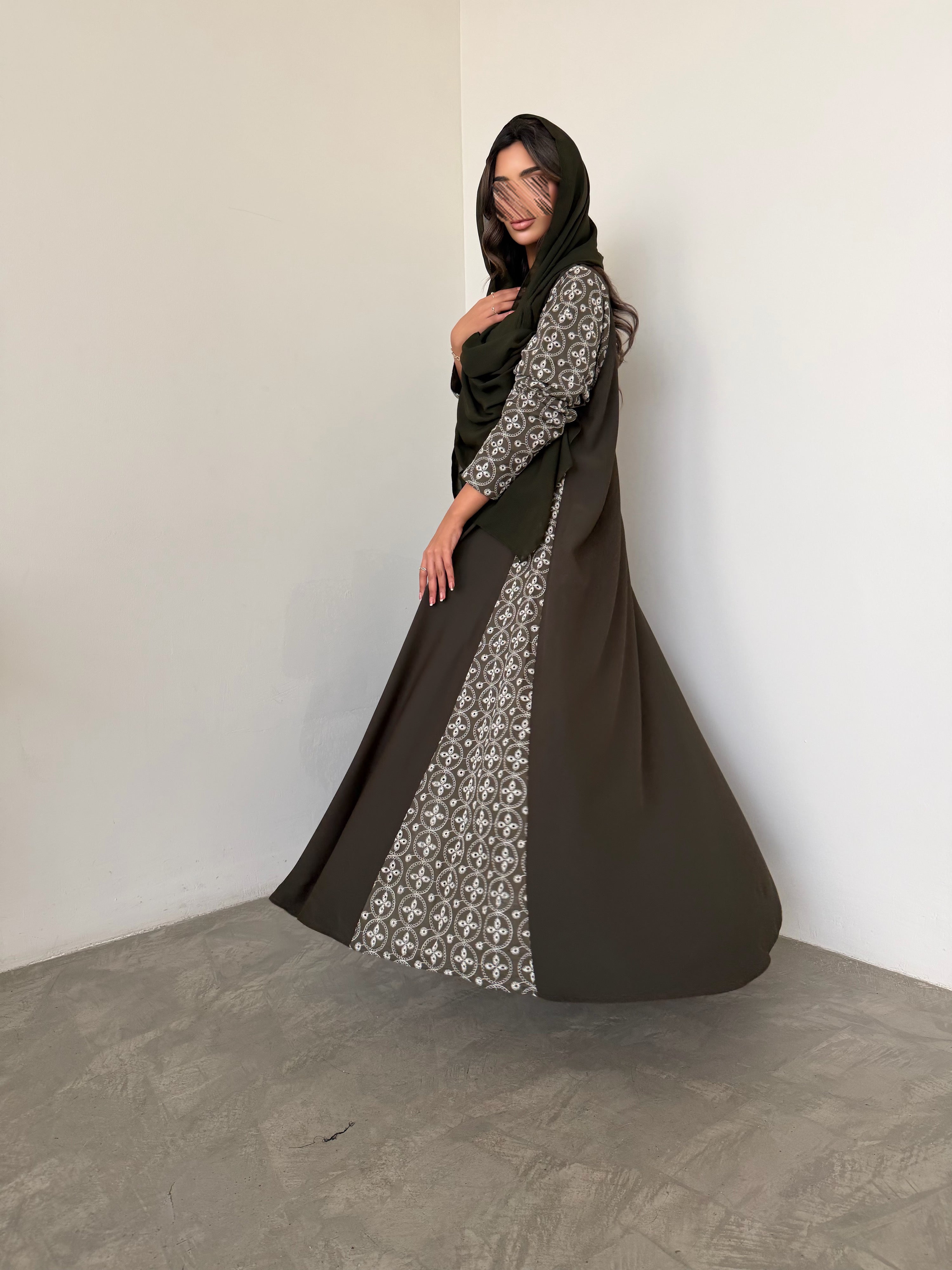 MWT767 - عباية كريب مع تدخيلة لنن هندي - Aya